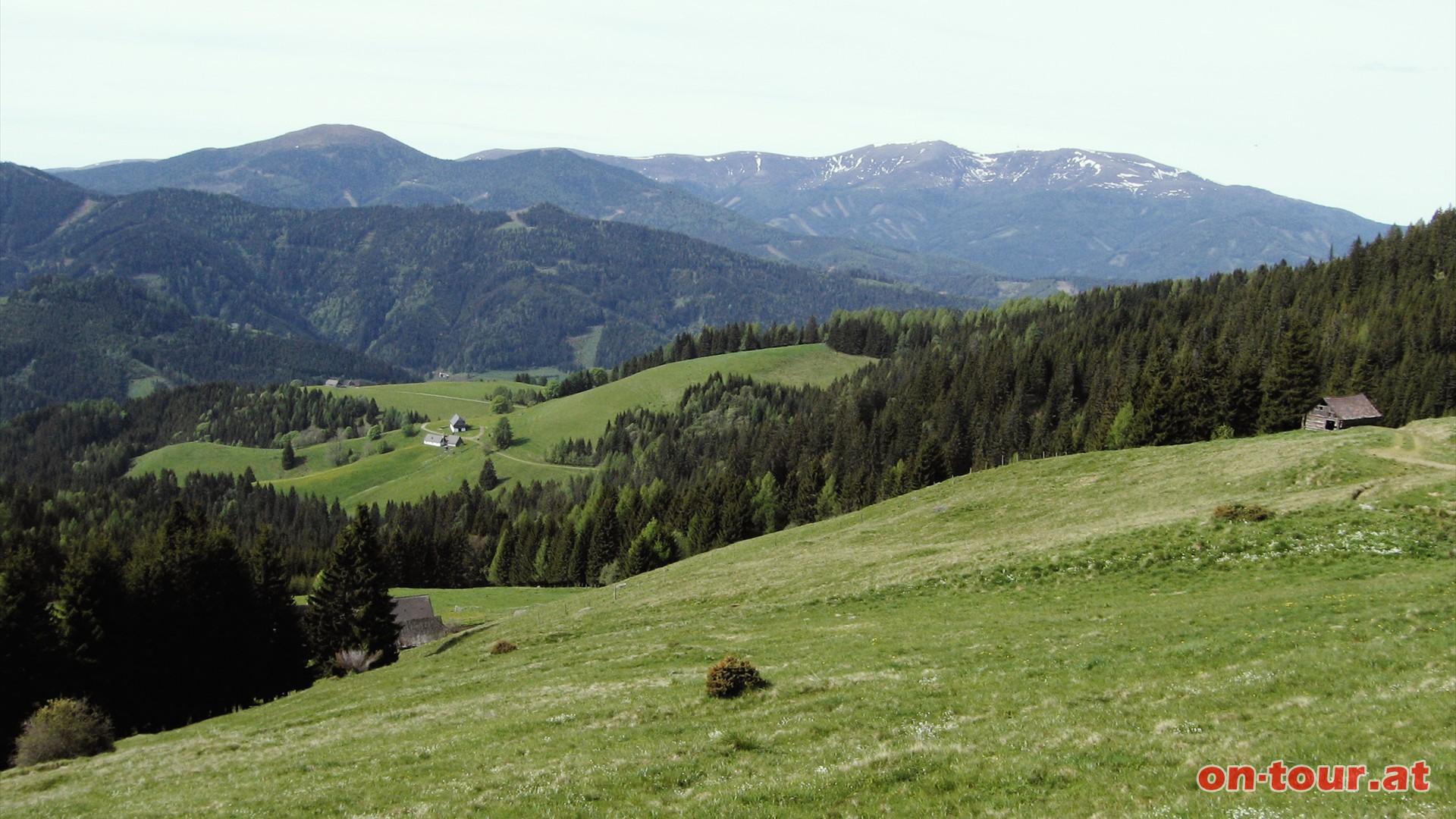 Im Südwesten erheben sich die Packalpe (links) und die Seetaler Alpen (rechts).
