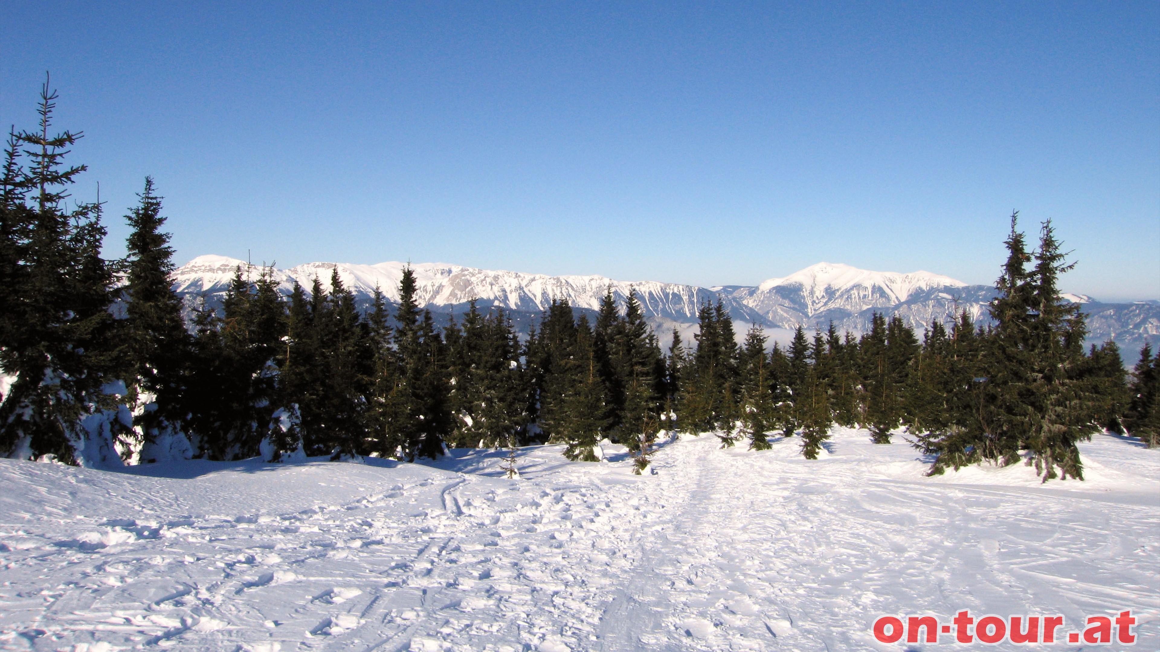 Im Norden Rax und Schneeberg.