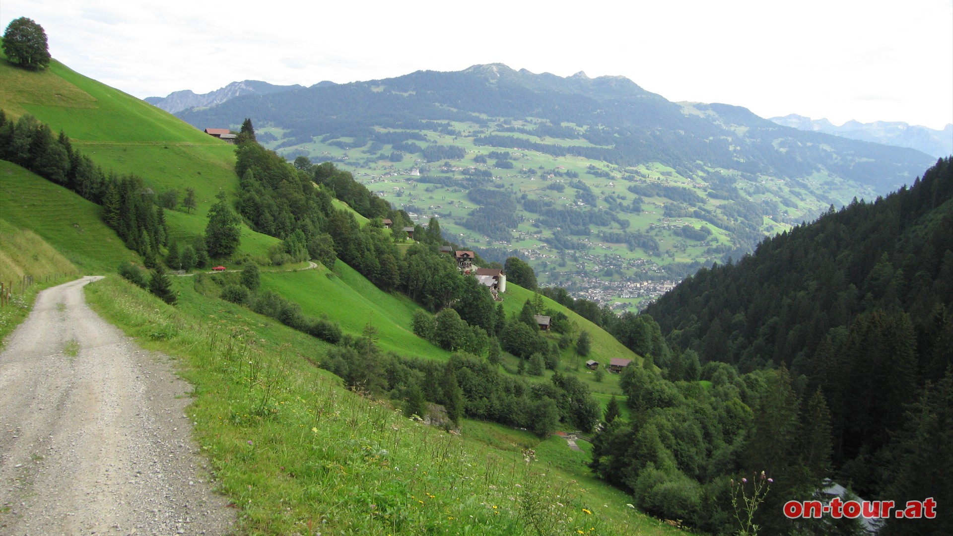 Nach dem kurzen, teilweise etwas steileren Wiesenabschnitt geht es auf der Forststrae, Richtung Gampadelsalpe taleinwrts. Im Hintergrund Schruns - Tschagguns und der Bartholomberg.