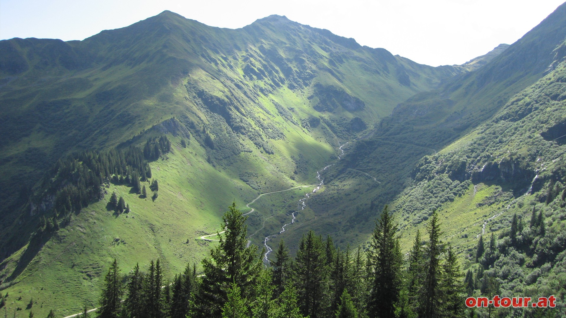 Von der Walseralpe berblicken wir das gesamte Gampadelstal -  im Osten der 2.406m hohe uere Gweilkopf und im Talgrund der Tilisunabach.