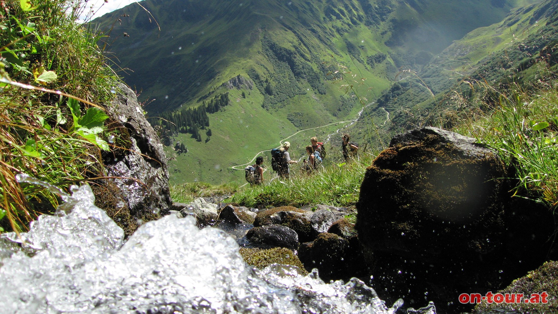Bei der Walserbach-Querung gibt es wieder jede Menge erfrischendes Quellwasser.
