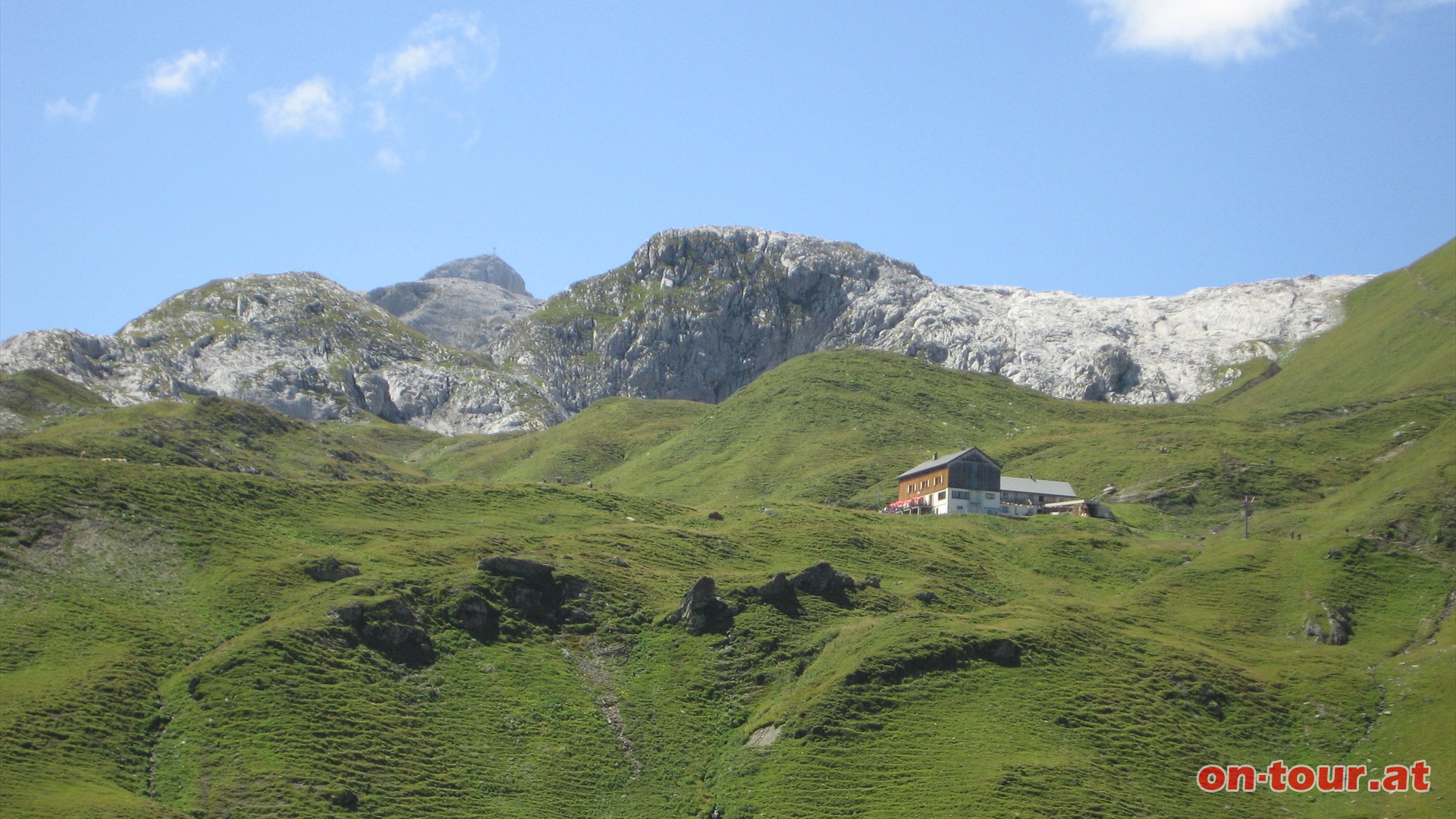 Der Sattel zwischen Tilisuna Seehorn und Schwarzhorn ist berwunden. Es erwartet uns ein prchtiger Blick zur Tilisunahtte, zum Sulzfluh im Hintergund und schlielich zum herrlichen......