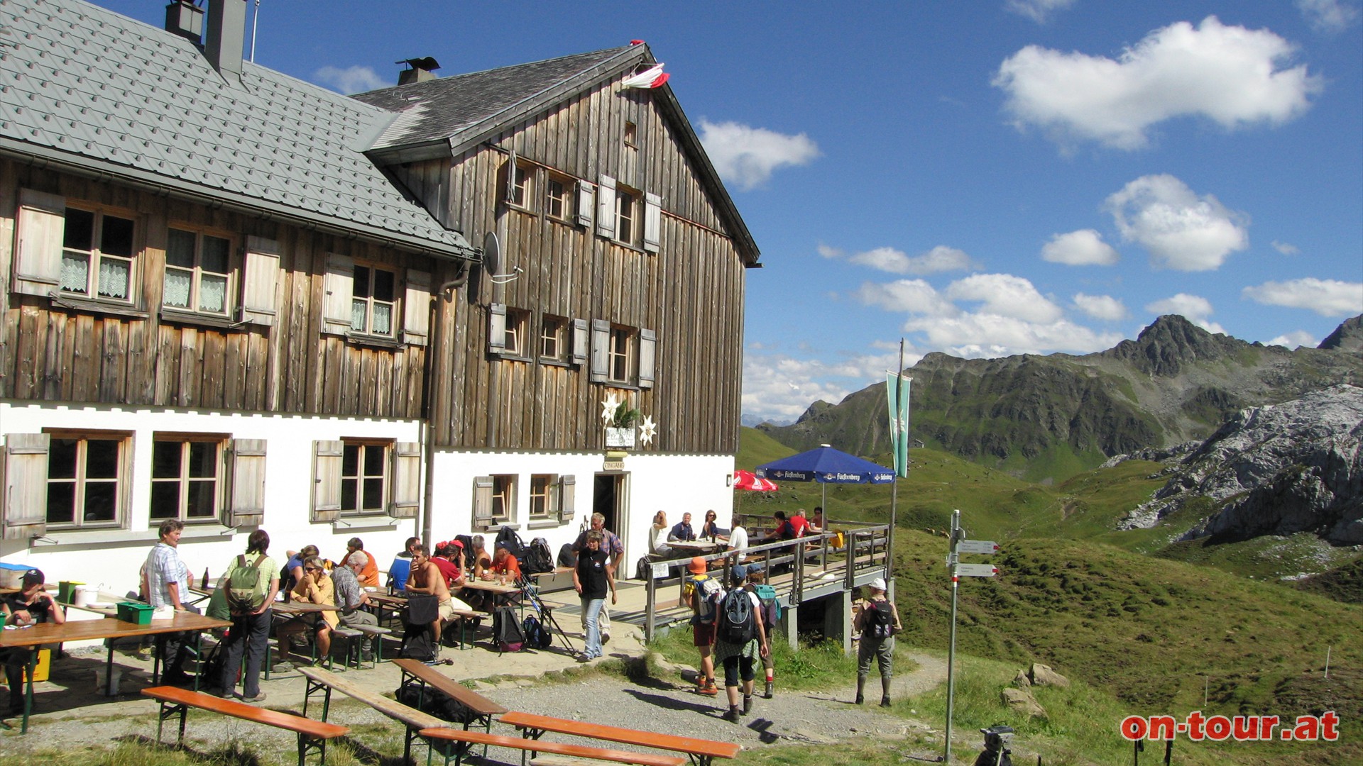 Zwischenstopp auf der Tilisunahtte.
Danach die rote Markierung Richtung Westen - Sulzfluh weiter.