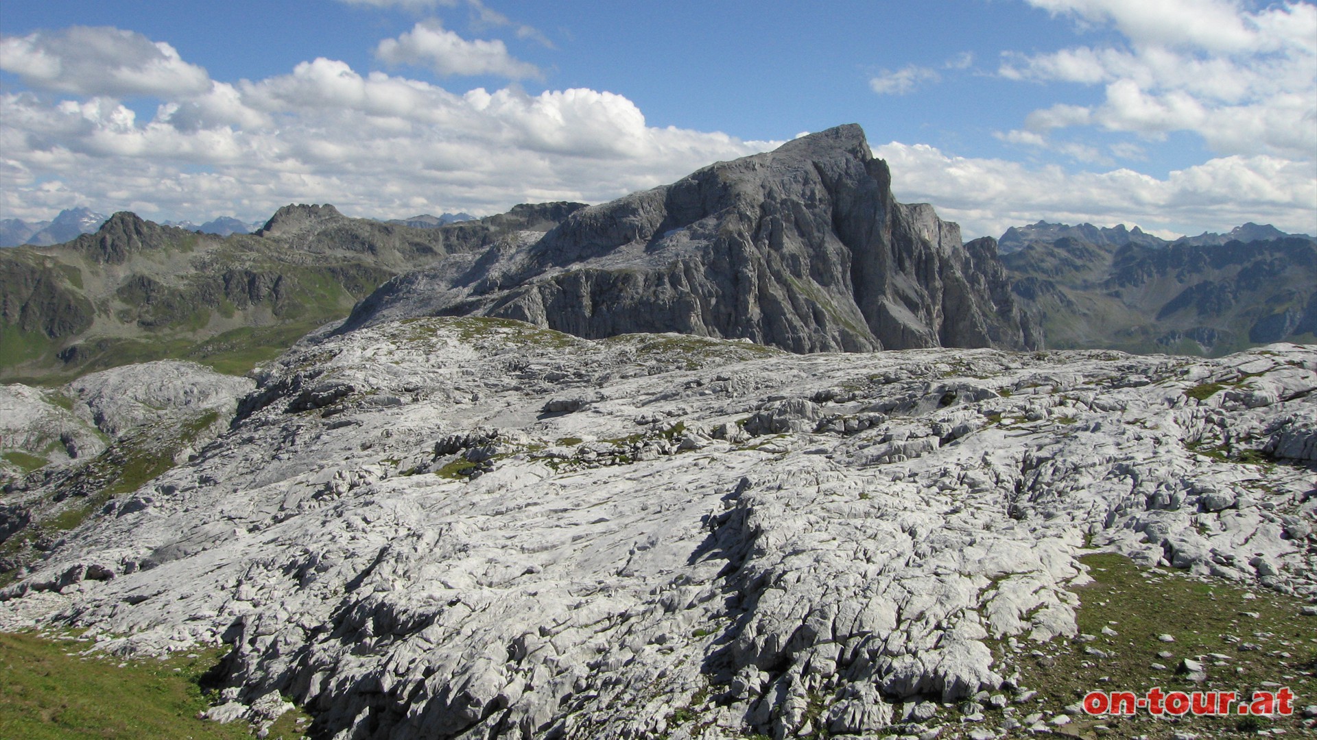 Bald nach der Htte, bei einem Abzweig auf 2.260m, geht es Richtung Westen (Sulzfluh) weiter. Sehr bald findet ein Wechsel in der Gesteinsart statt. Kalkstein dominiert pltzlich die Landschaft. Im Hintergrund die Weiplatte.