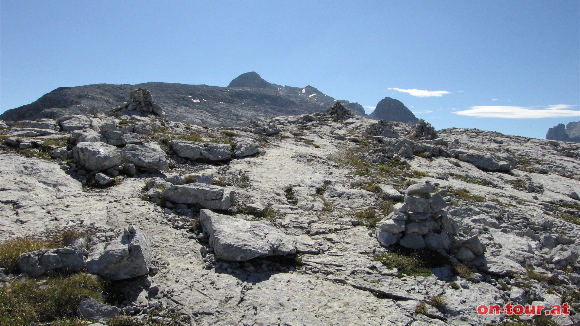 Unmittelbar vor der Staatsgrenze findet ein abrupter Landschaftswechsel statt. Gewaltige Kalkplatten ziehen sich nun bis zum Sulzfluhgipfel. Teilweise weglos, mit Bodenmarkierungen und Steinmanderln, fhrt der Weg ber die karge Landschaft.