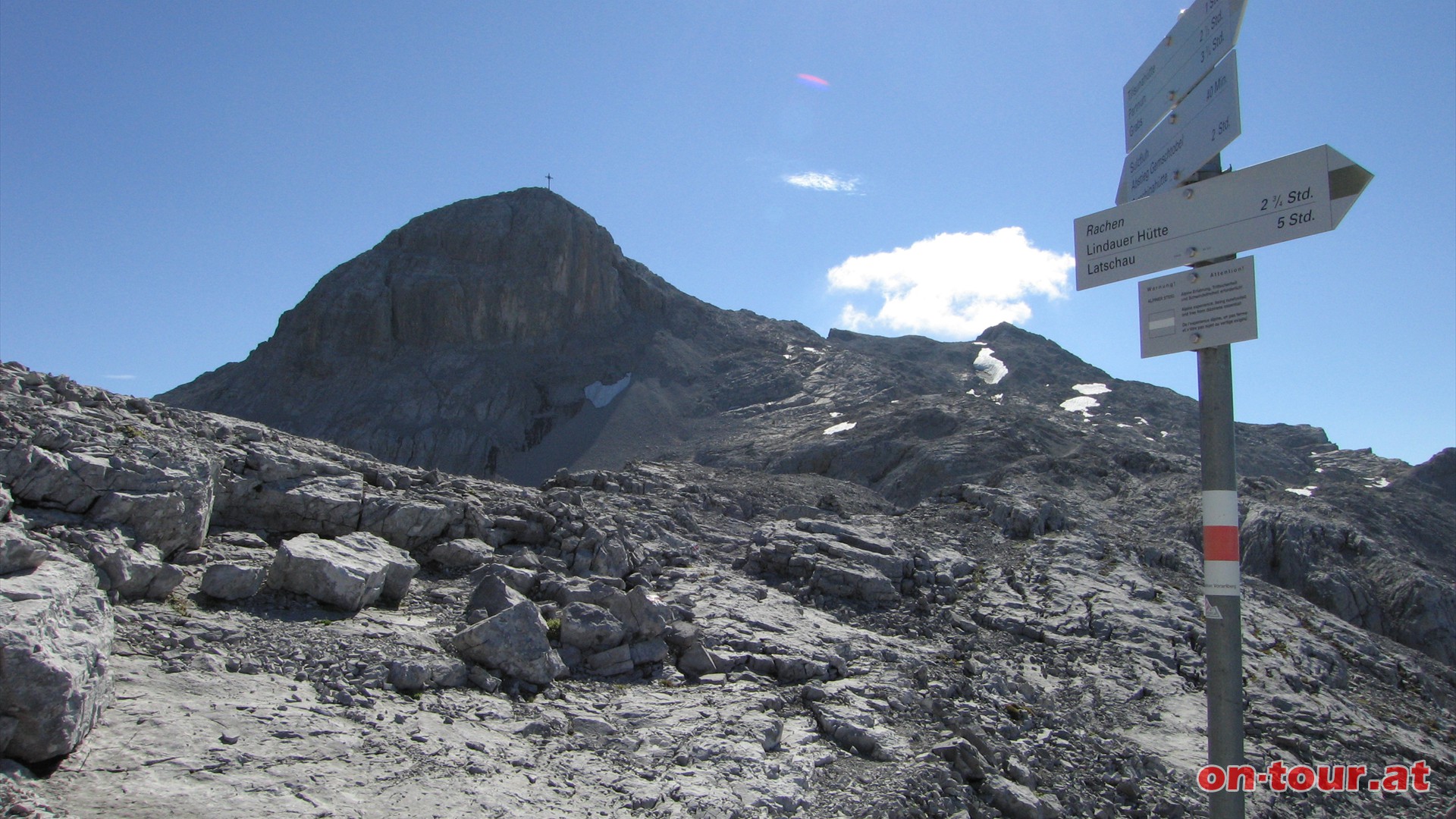 Drei weitere Weggabelungen befinden sich auf der Strecke (Klettersteige). Weiter entlang der roten Markierung Richtung Sulzfluh. Seit dem Betreten der Kalklandschaft ist der Sulzfluh gut zu erkennen. Der Wegverlauf ist fast ident mit dem Verlauf der Staatsgrenze zur Schweiz.