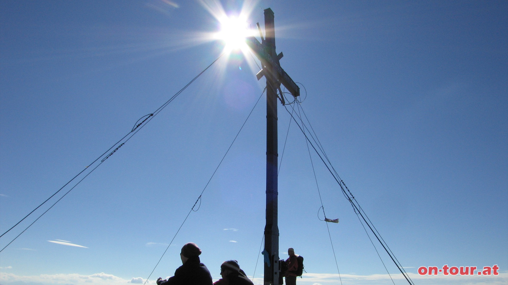 Ohne schwierigere Passagen - keine Kletterstellen, keine ausgesetzten Abschnitte, kaum steilere Wege - ist das Ziel erreicht. Das mchtige, mehrere Meter hohe Gipfelkreuz wurde 1955 errichtet.