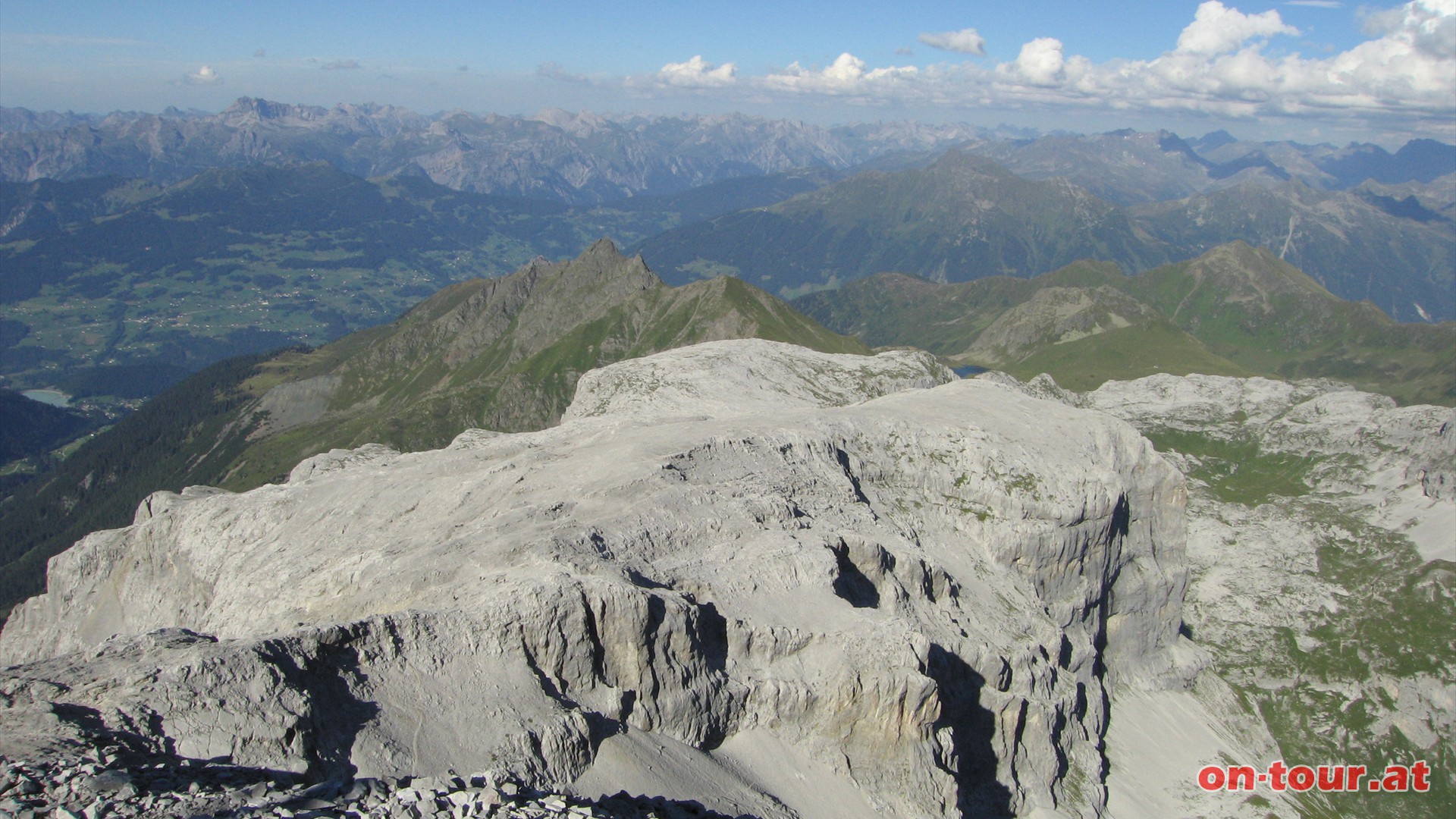 Der Rundblick erffnet interessante Perspektiven: Im Nordosten der imposante Kalkrcken, dahinter das Schwarzhorn, der Tilisunasee und das Tilisuna Seehorn.