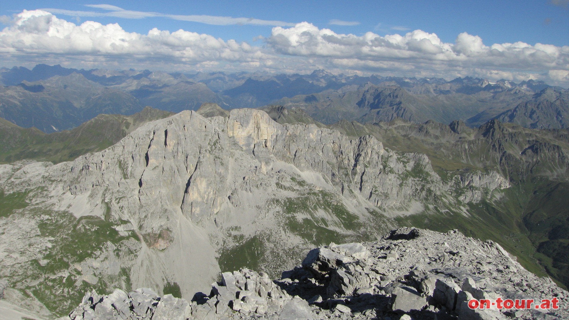 Im Osten dominiert die Weißplatte, im Hintergrund rechts liegt die Silvrettagruppe.