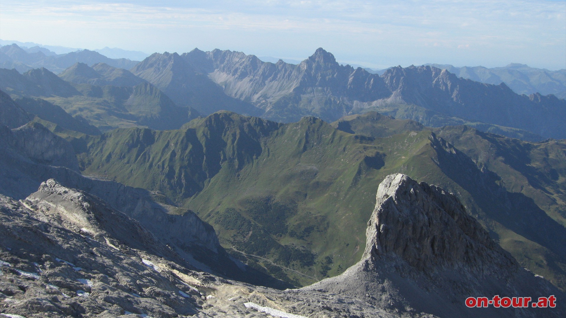 Ebenfalls im Nordwesten befindet sich der markante 2.643m hohe Zimba. Im Vordergrund der Kleine Sulzfluh.