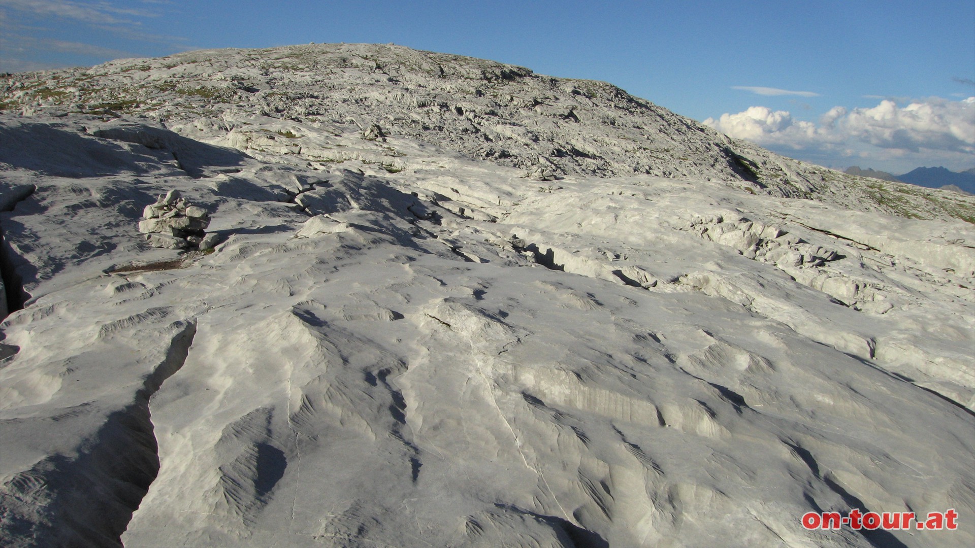 Nach einer langen, genussreichen Gipfelpause geht es ber das Steinerne Meer des Rtikons wieder zurck.
