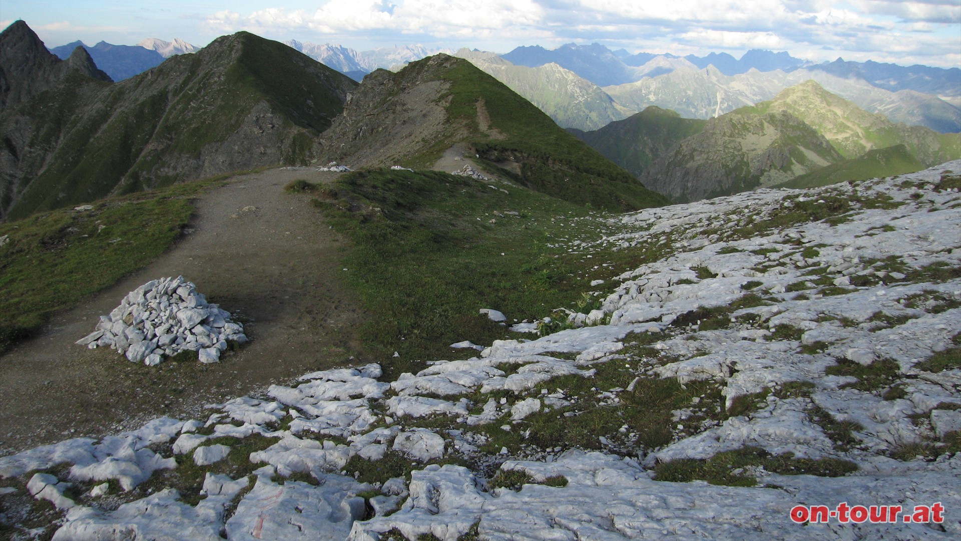 Eine faszinierende Grenzwanderung in zweierlei Hinsicht. Am Kalkstein erleben wir eine Grenzwanderung mit Ausblick in die Schweiz; im Anschluss, das mchtige, pltzliche Aufbumen des Kalkgesteins aus dem Boden - eine beeindruckende geologische Grenze. Die Tour wird schlielich mit einem gemtlichen Abend in der Tilisunahtte beendet.