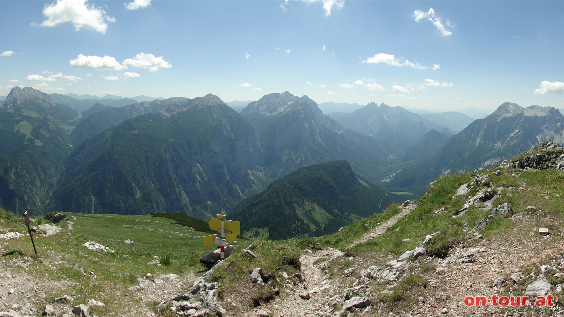 Tamischbachturm; die groen Xeis-Berge von links nach rechts: Lugauer, Zindl, Hochtor, Planspitze, Admonter Reichenstein, Sparafeld, Groer Buchstein