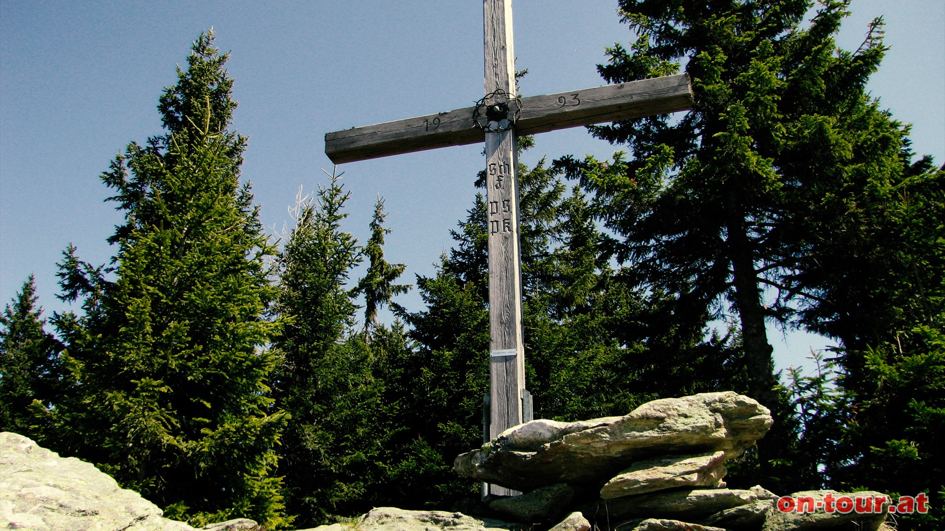 Gipfelkreuz am Ende der Lichtung. Aber wirklich interessant ist hier nur ....