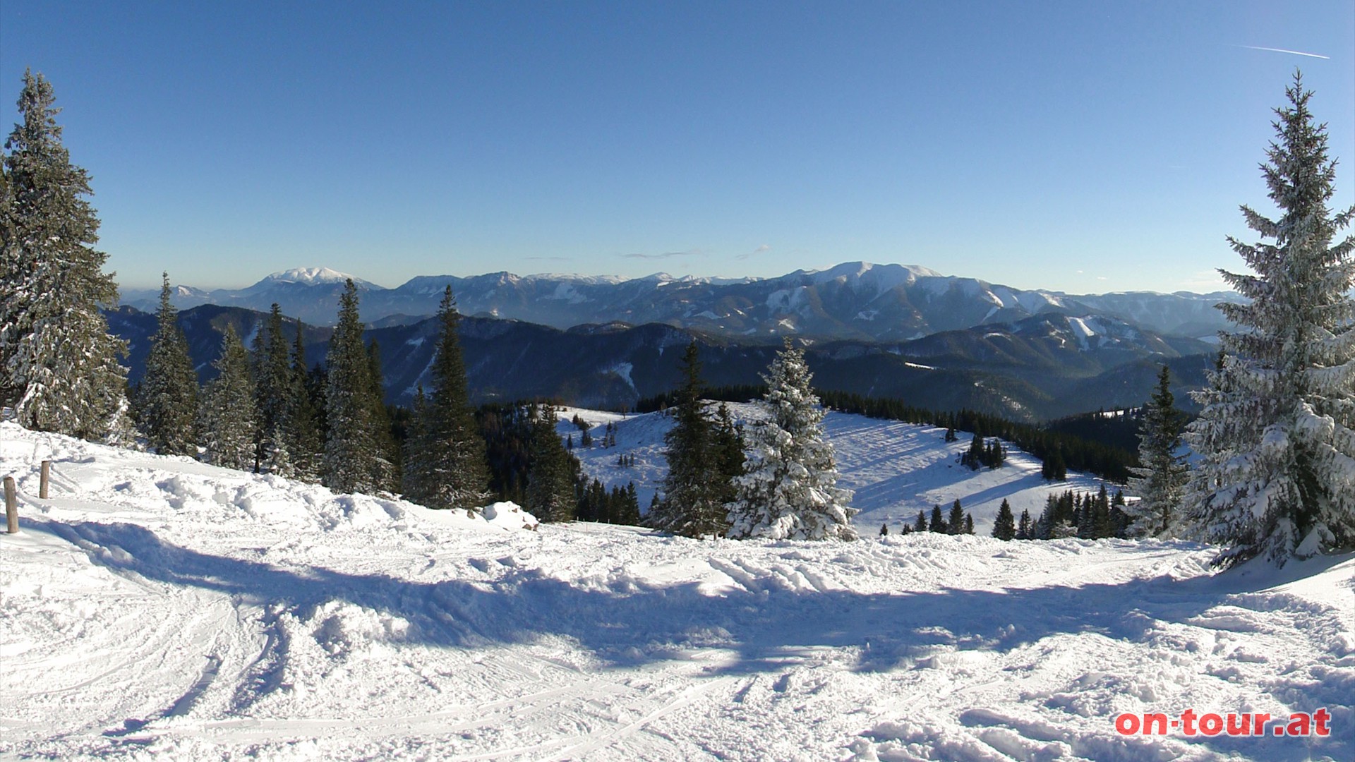 Stimmungsvolles Panorama; der Schneeberg, Gippel und Gller im SO (von li. nach re.).