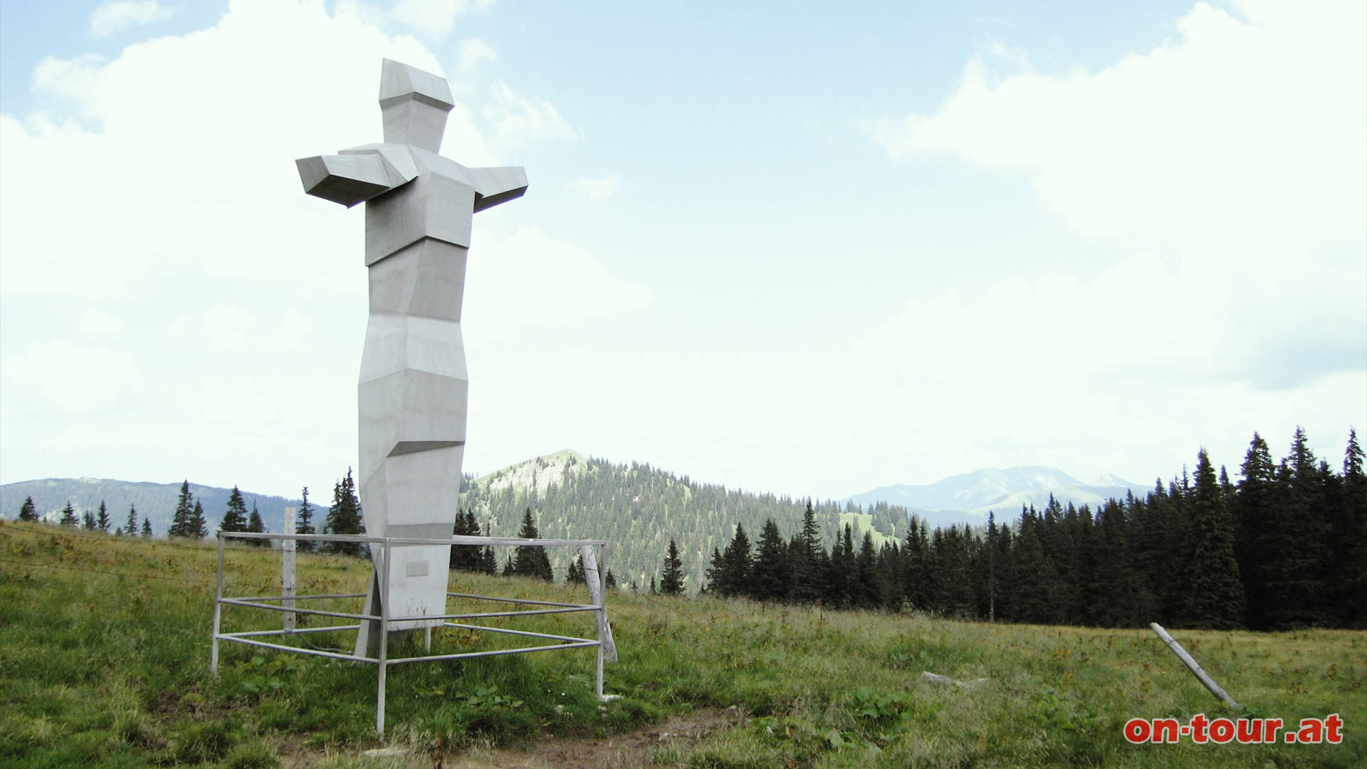 Beim nchsten Abzweig links. Vorbei an einer eigenwilligen Skulptur.