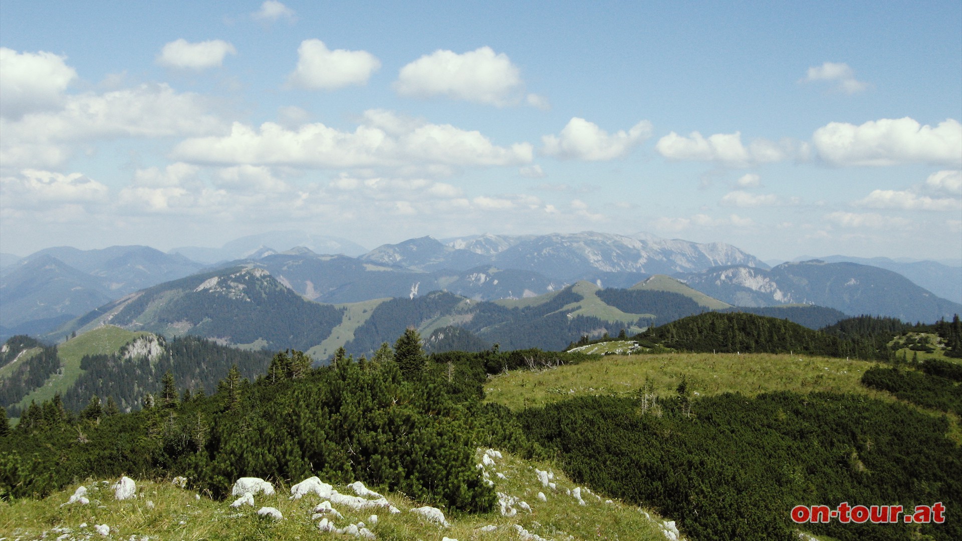 Die Schneealpe im Osten. Links im Hintergrund der Schneeberg.