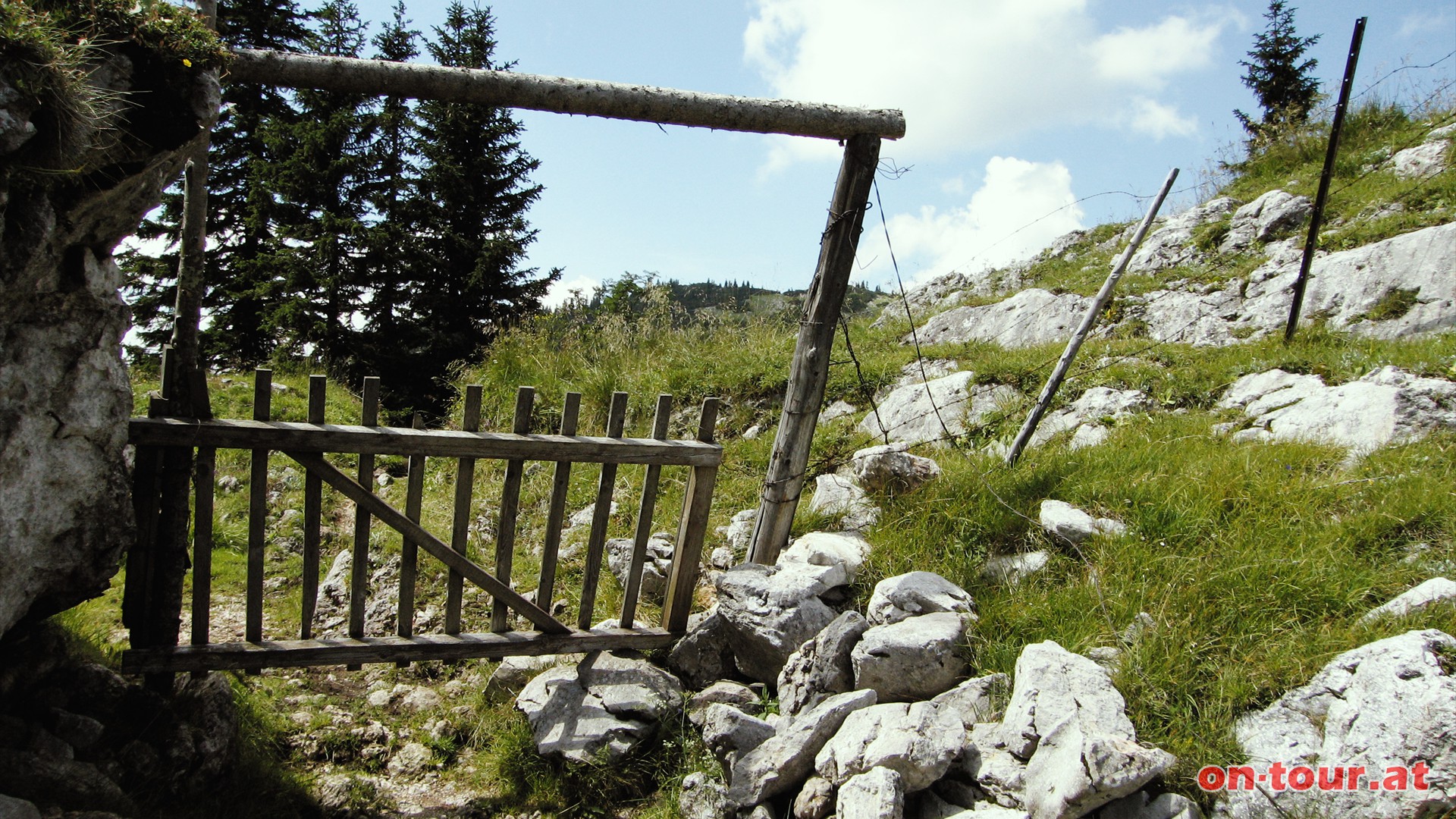 Etwas steiler bergauf bis zum Hochschnabeltrl-Sattel.