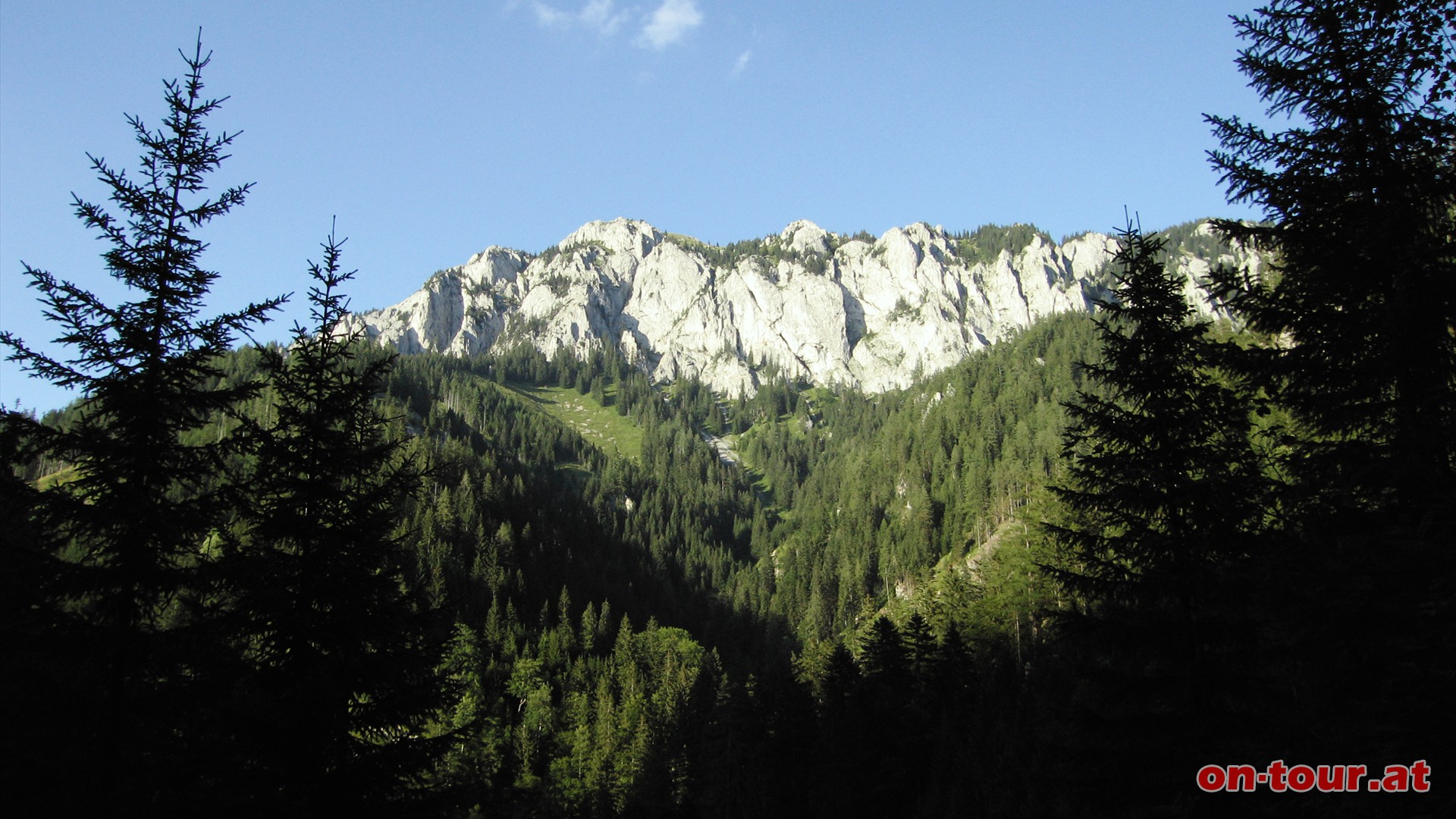 Im Lieglergraben zeigt sich die Tonion SW-Flanke.