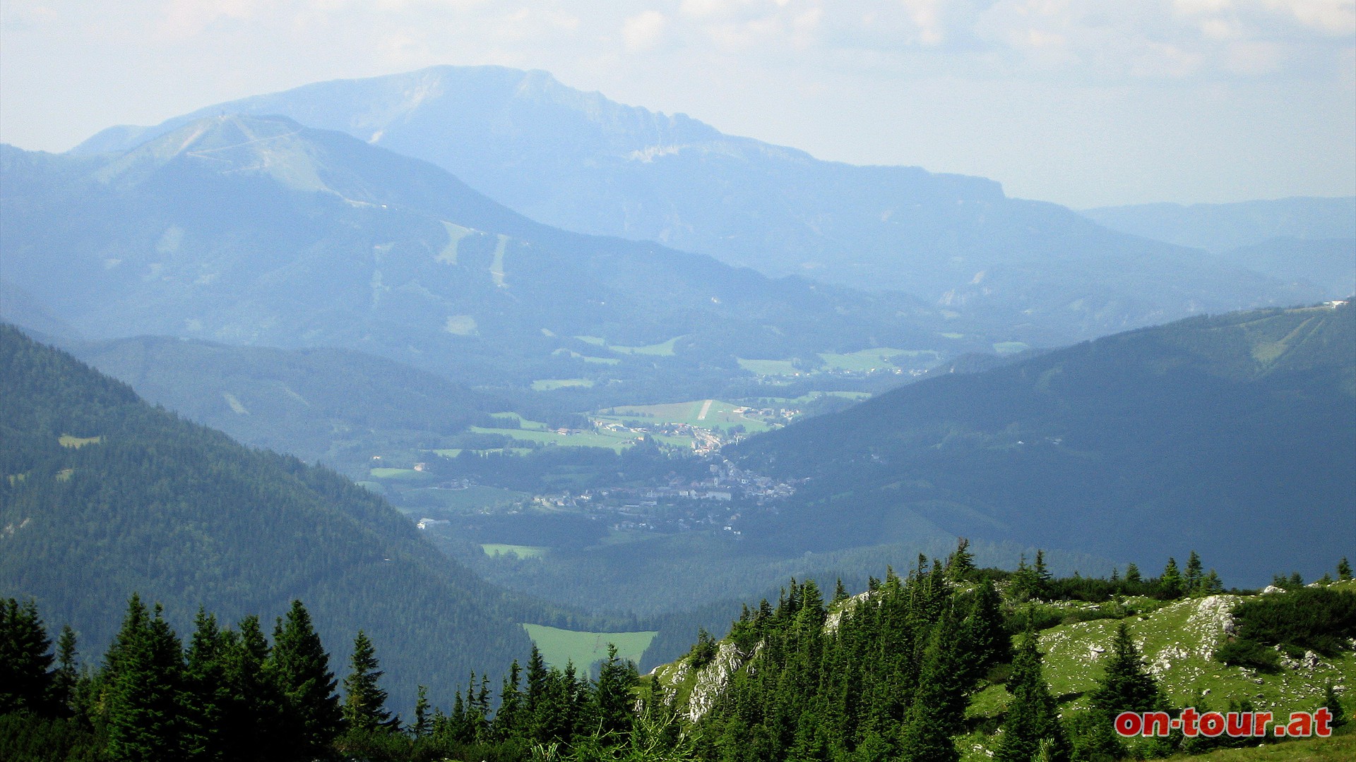 Schöne Aussicht nach Mariazell, zur Gemeindealpe und zum Ötscher im Nordwesten.