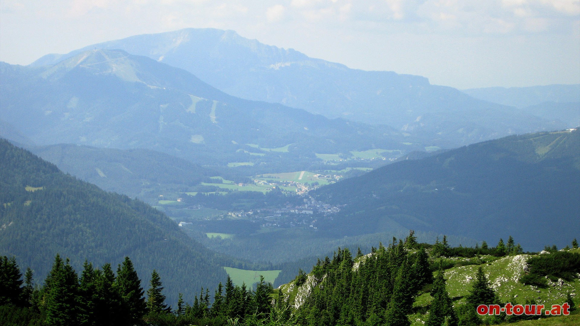 Schne Aussicht nach Mariazell, zur Gemeindealpe und zum tscher im Nordwesten.