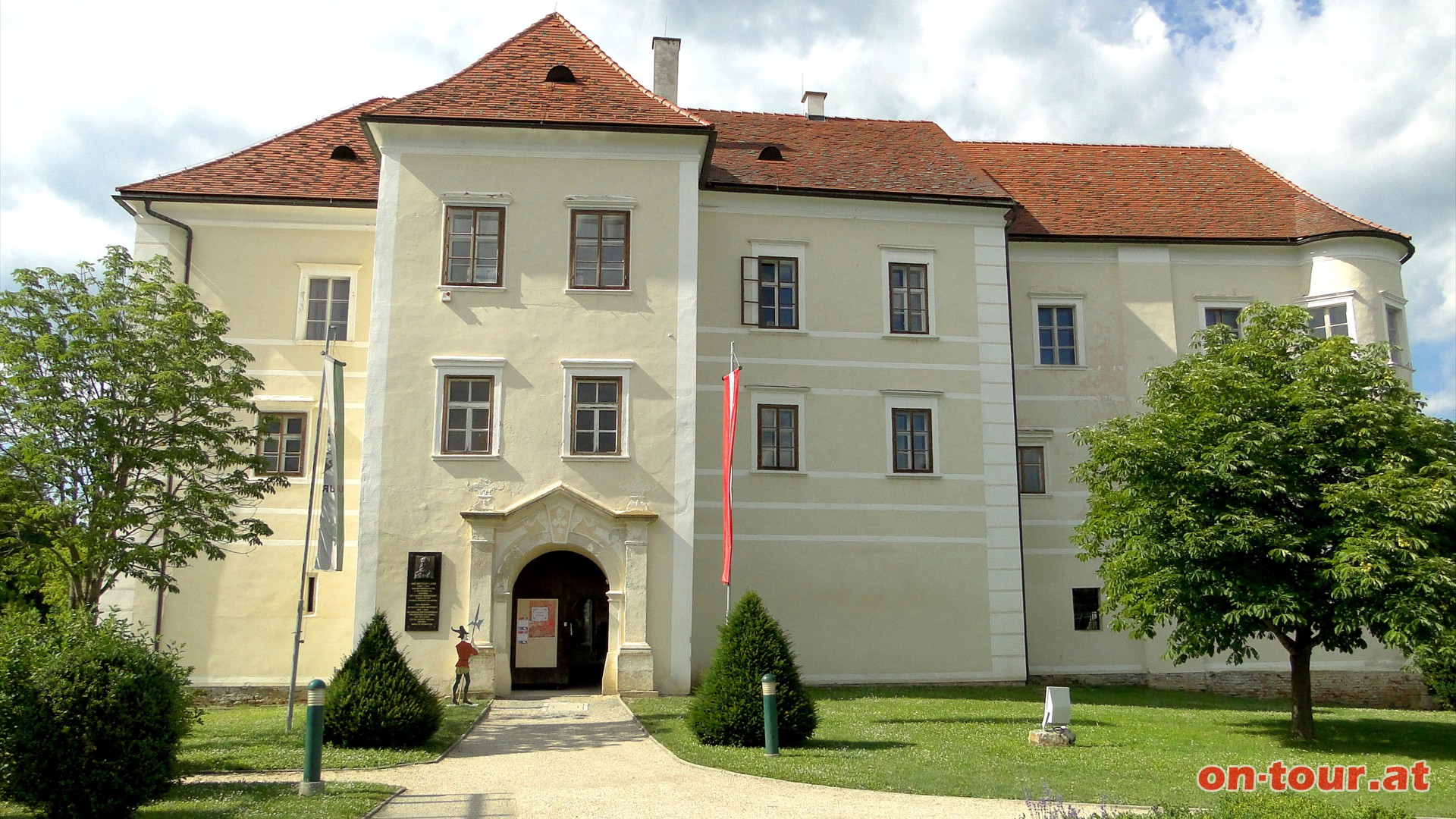 ... Wasserschloss gegenber. Die Anlage war eine strategisch wichtige Grenzfestung gegen Bedrohungen aus dem Osten.