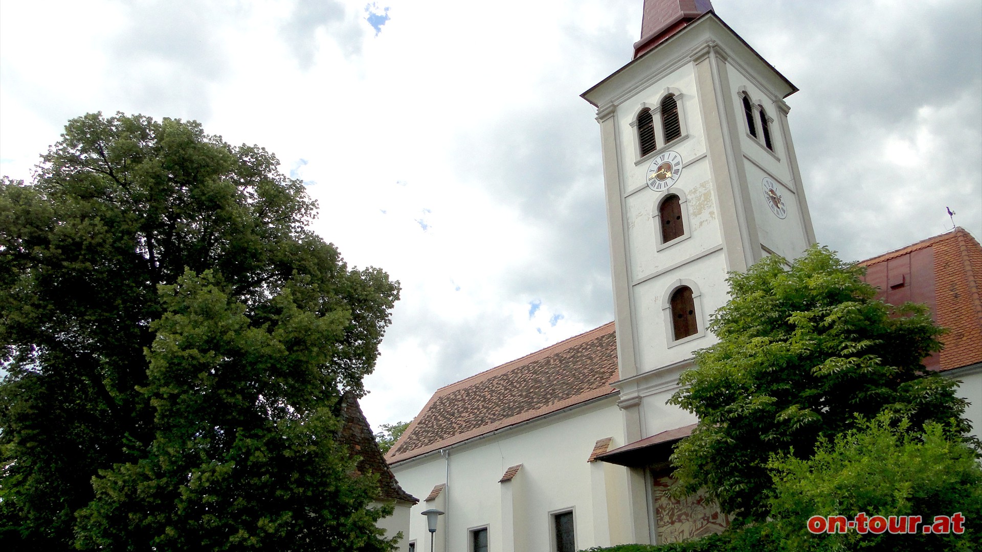 Bergauf zur Pfarrkirche Maria Gnadenbrunn.