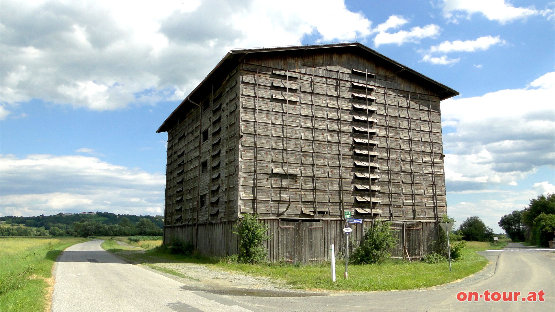 Ein imposantes Bauwerk vor Burgau; die, um 1940 errichtete, denkmalgeschtzte Tabakhtte. Im, ca. 20 m hohen, kubischen Holzbau riecht es noch nach Tabak.