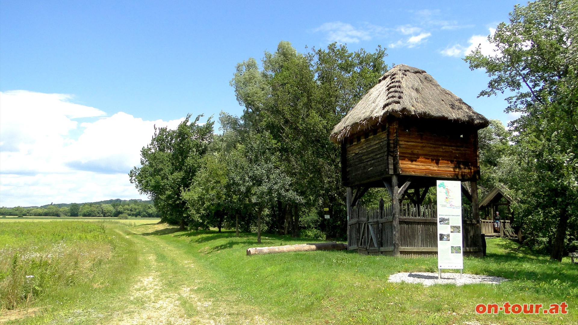 Links weiter, zurck zur Lafnitz. Eine Tschartake, ein Grenzwchterturm, erinnert an die ehemalige steirisch - westungarische (burgenlndische) Grenze.