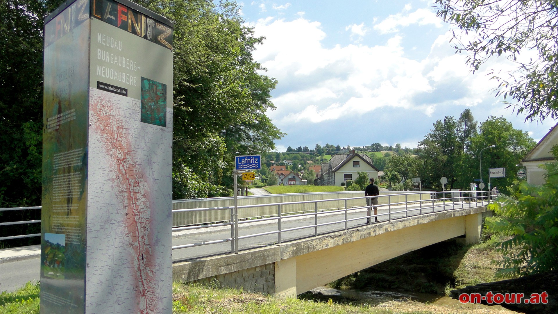 Tourstart in Neudau im Lafnitztal. Vom Freibad (Parkplatz) sind es nur wenige Meter bis zur Badbrcke, der Lafnitz und der Landesgrenze.