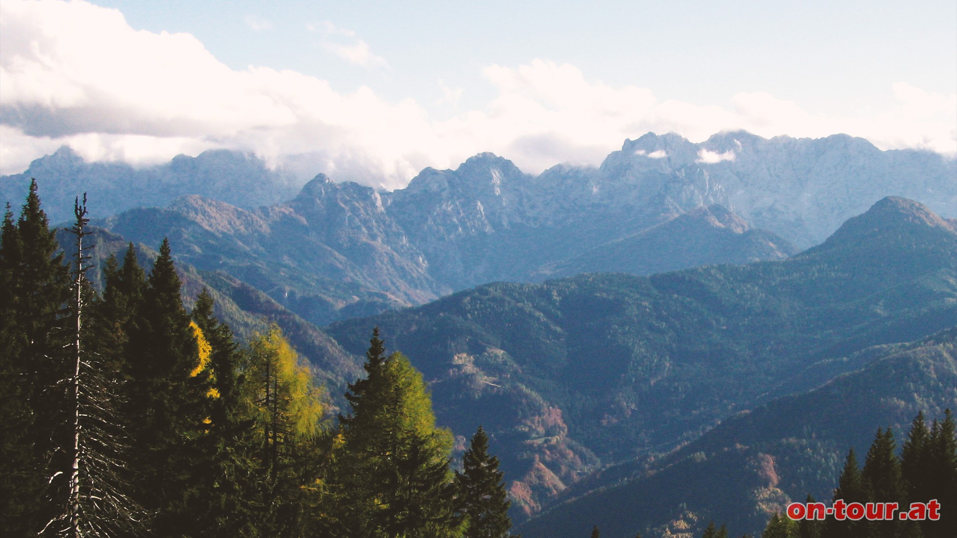 Blick in das Naturschutzgebiet Vellacher Kotschna und auf die Steiner Alpen (vom Hochobir aus).