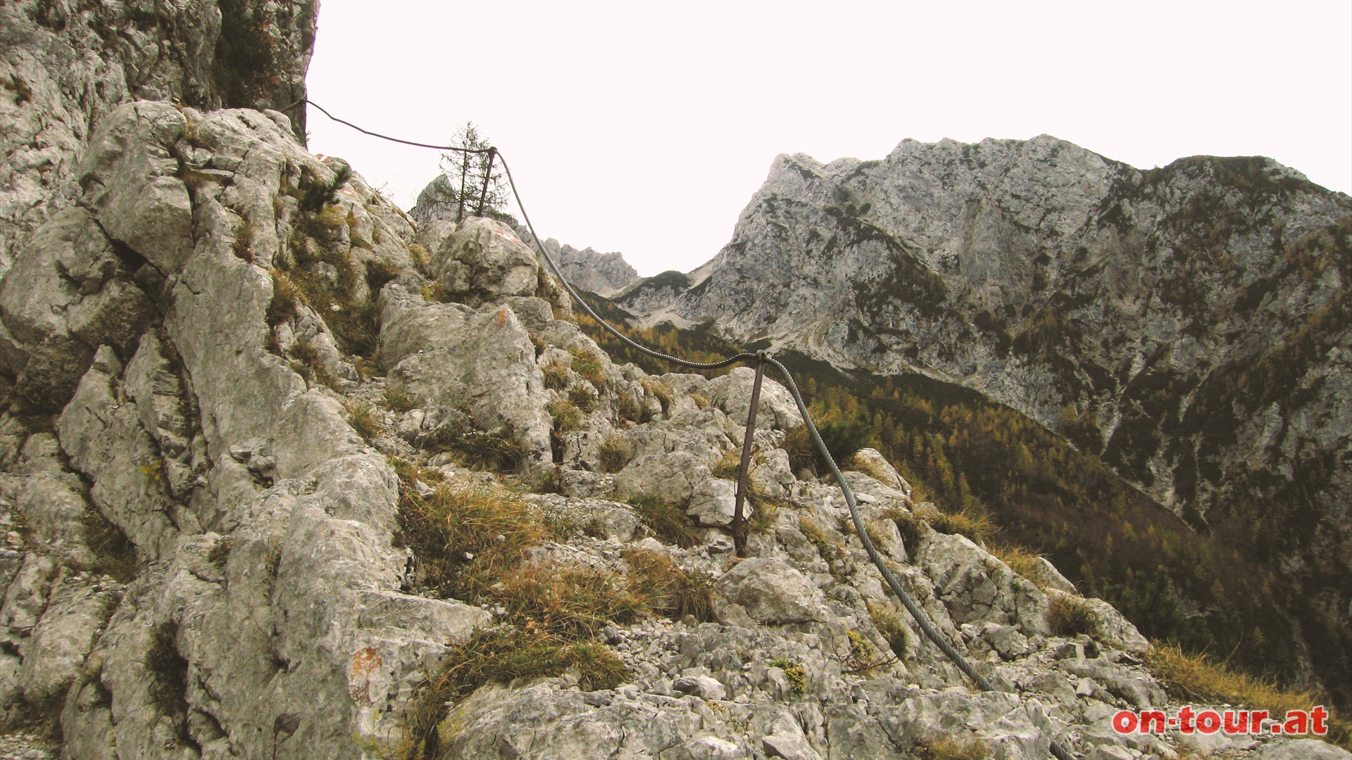 Eine kurze, gesicherte Steilpassage vor der Offner Quelle (schwarzer Tour-Punkt).