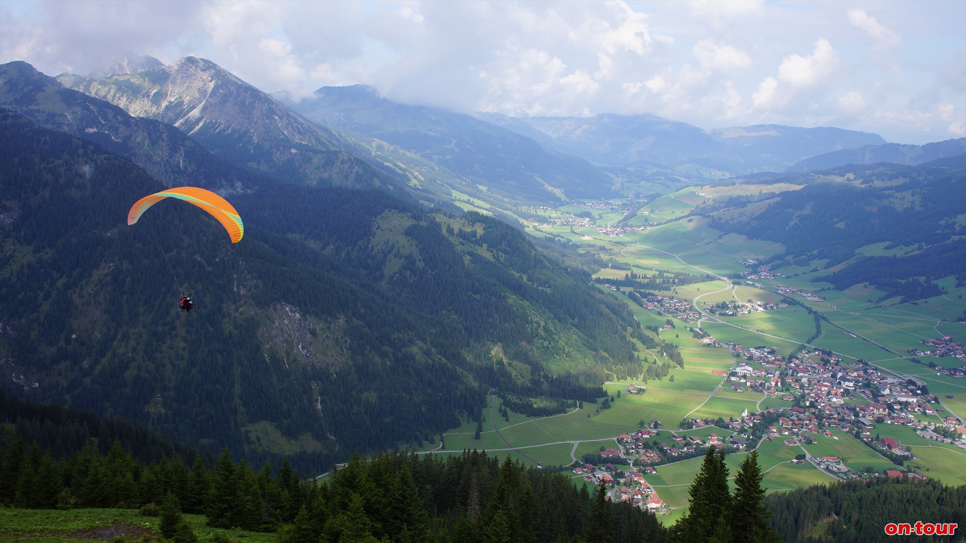 Von Tannheim mit der Gondelbahn bergauf zum Neunerkpfle auf knappe 1.900 m Seehhe. Blick nach Tannheim.