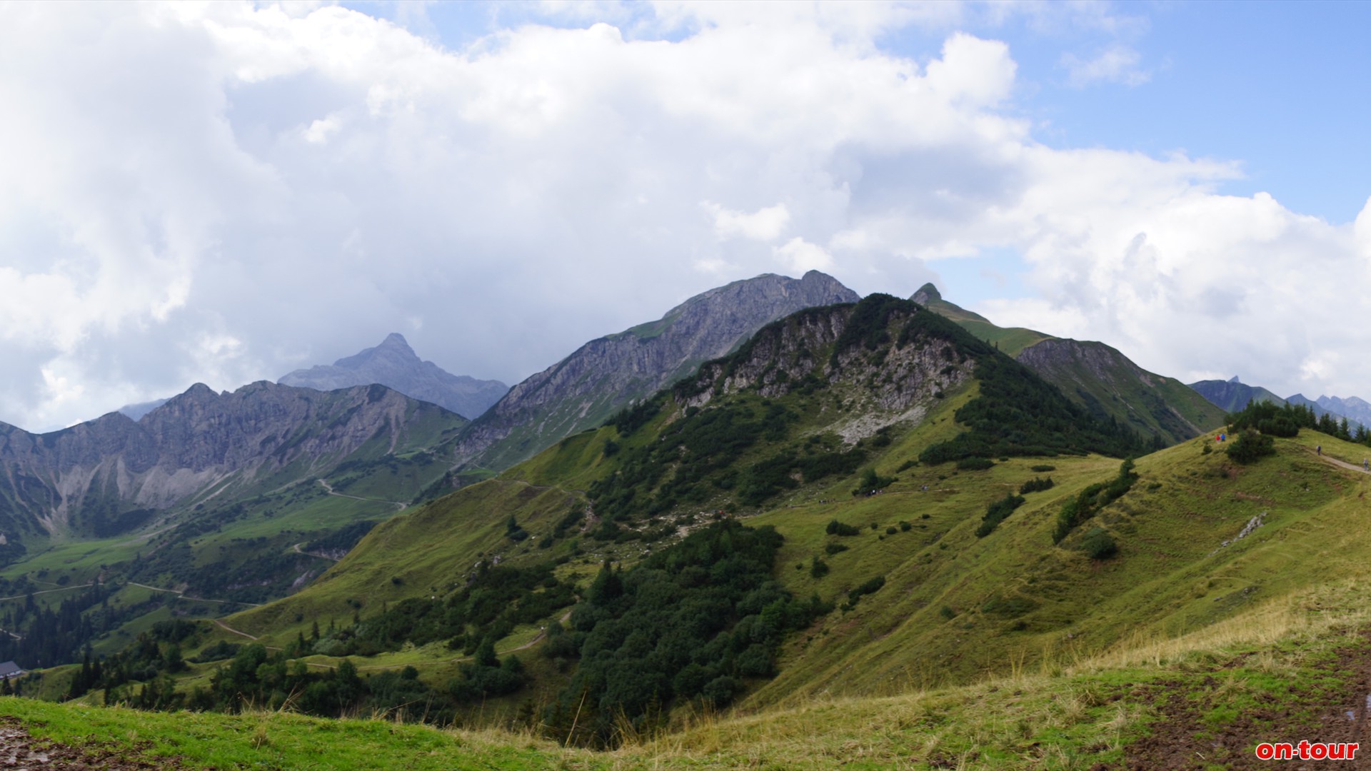 Am bestens markierten und an schnen Tagen auch stark frequentierten Wanderweg Richtung Sden / Landsberger Htte. Im Mittelgrund zeigt sich bereits die Sulzspitze.