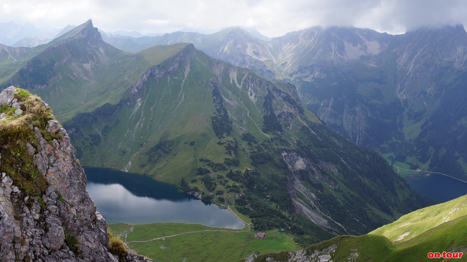 Im Westen die ersten Seeimpressionen. Traualpsee und rechts der Vilsalpsee. Links oben die Rote Spitze.