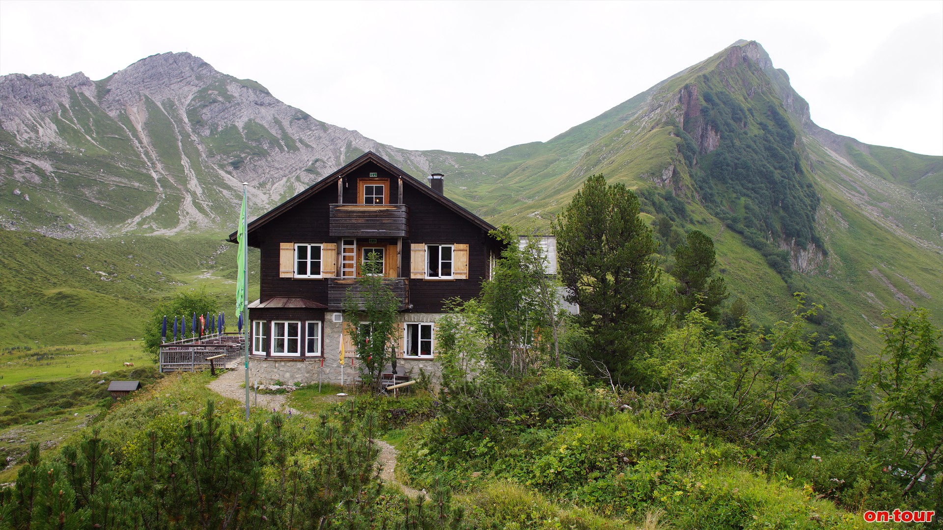 Die bestens gefhrte und organisierte Landsberger Htte auf 1.810 m Seehhe. Umrahmt von Steinkarspitze und Roter Spitze. Bei den lngeren Varianten (rot, schwarz) empfiehlt sich eine bernachtung.