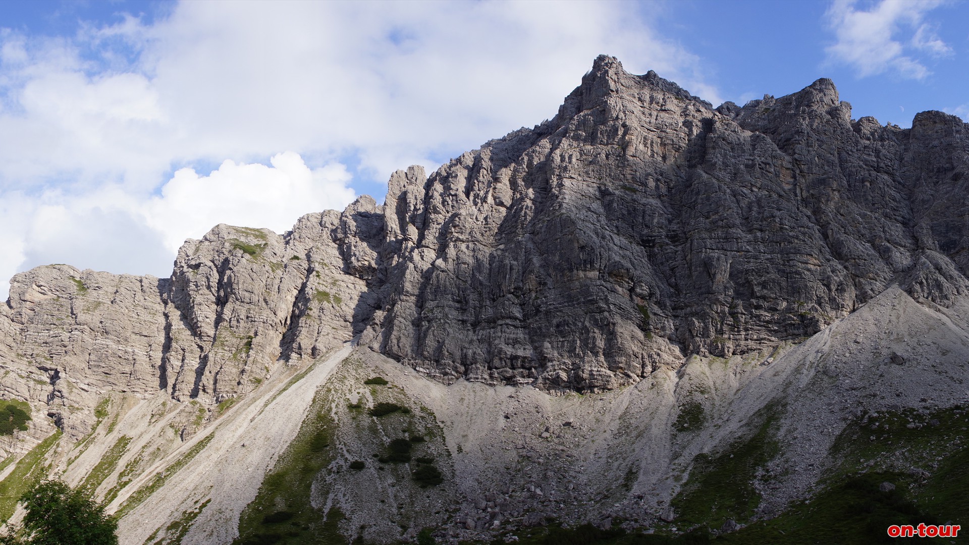 Die prchtige Nordwand der Lachenspitze, in unmittelbare Nhe der Htte.