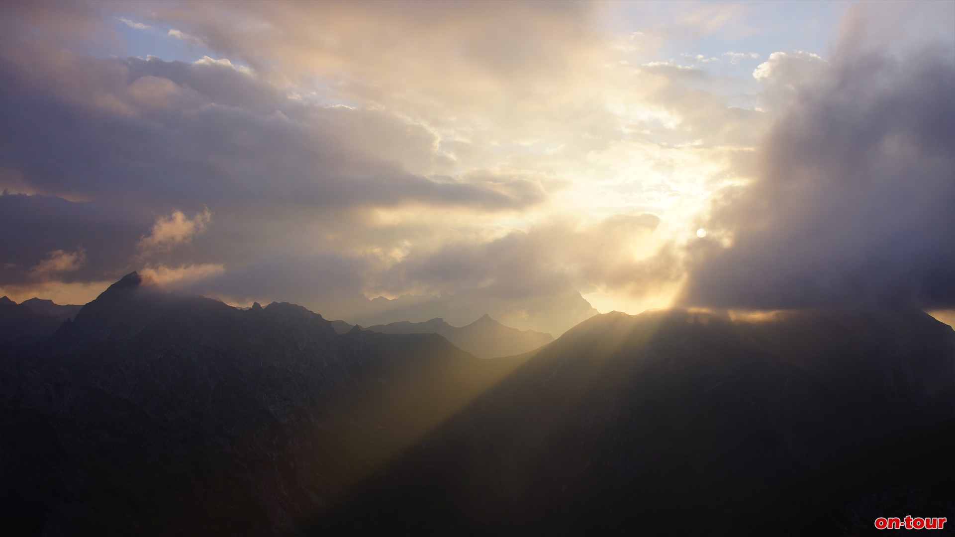 Bergsteiger-Betthupferl nach dem Abendessen. Sonnenuntergangsaufstieg auf die Steinkarspitze.