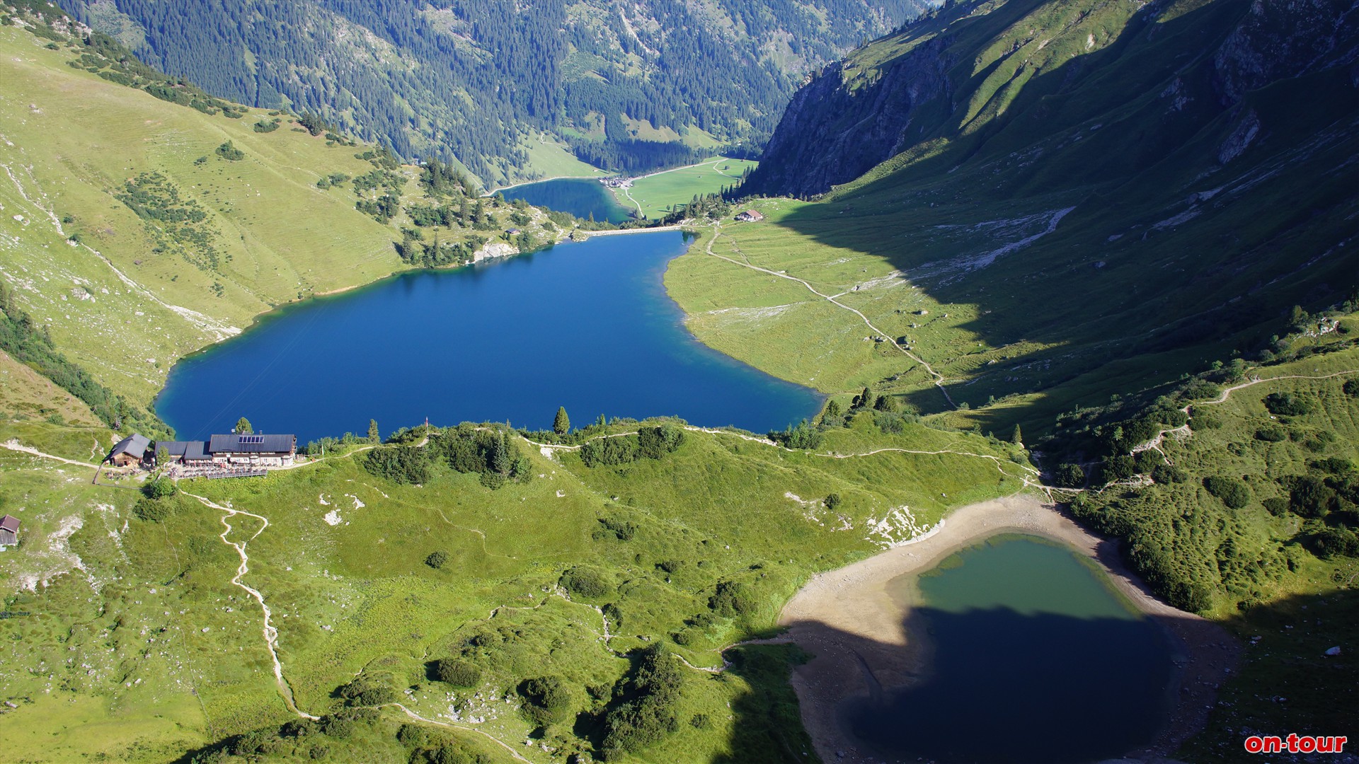 Im Zentrum des Naturschutzgebietes. Im Hintergrund der namensgebende Vilsalpsee, im Mittelgrund der Traualpsee mit der Landsberger Htte und im Vordergrund die Lache.