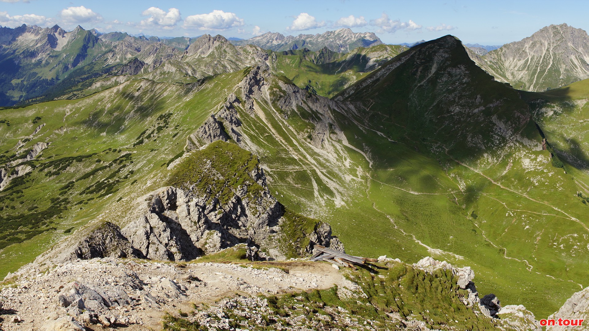 Im Westen die Steinkarspitze und die Rote Spitze.