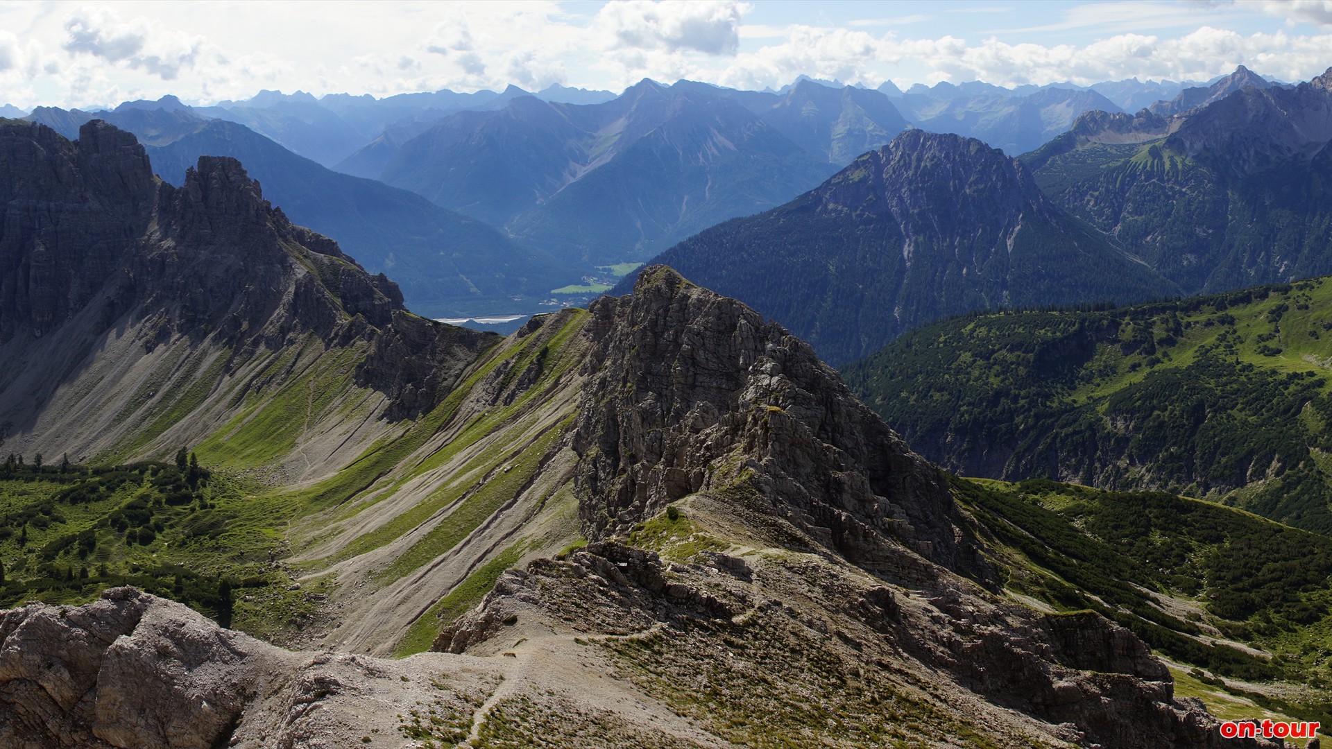 Im Sdosten die Krottenkpfe (links) und im Hintergrund die Lechtaler Alpen.