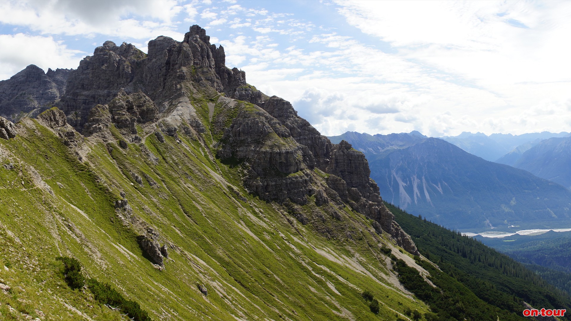 Nun wieder zurck zur Landsberger Htte (rot) oder Abstieg bis zur Weggabelung und weiter Richtung Leilachspitze, vorbei an den Krottenkpfen (schwarz). Rechts unten das Lechtal.