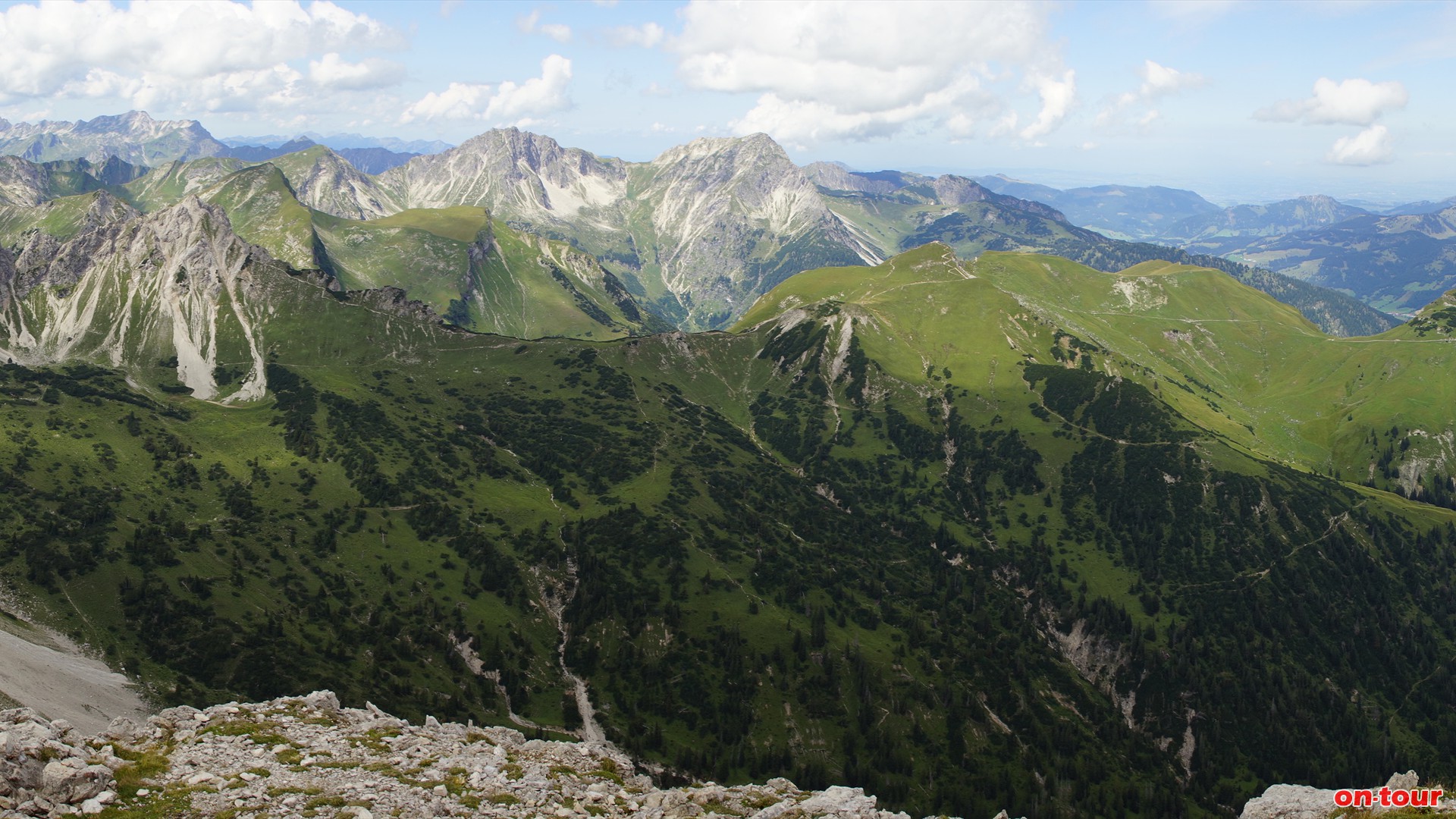 Im NW die Lachspitze (links) und die Schochenspitze (rechts).
