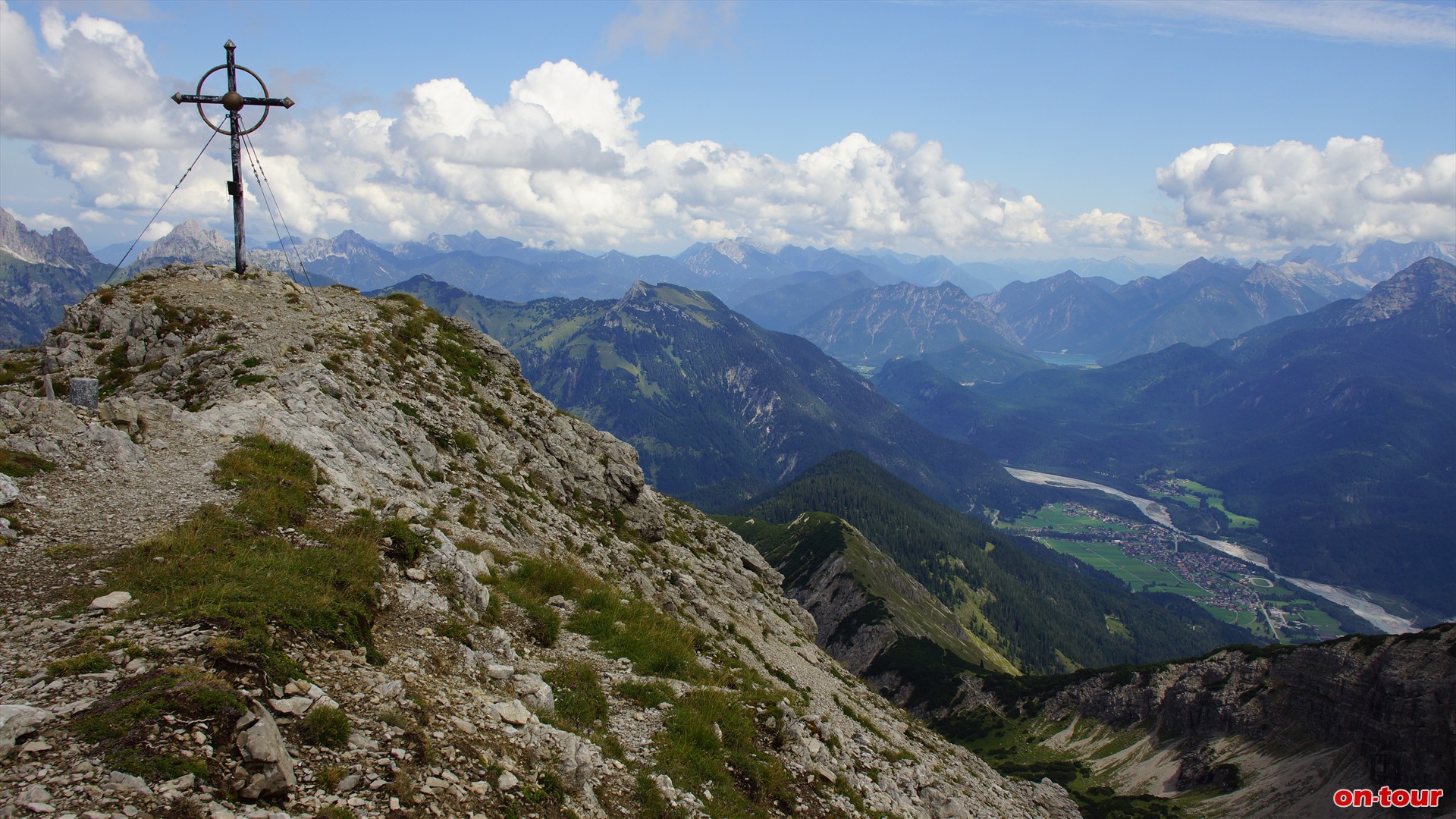 Leilachspitze auf 2.274 m. Rechts unten das Lechtal und Weienbach.
