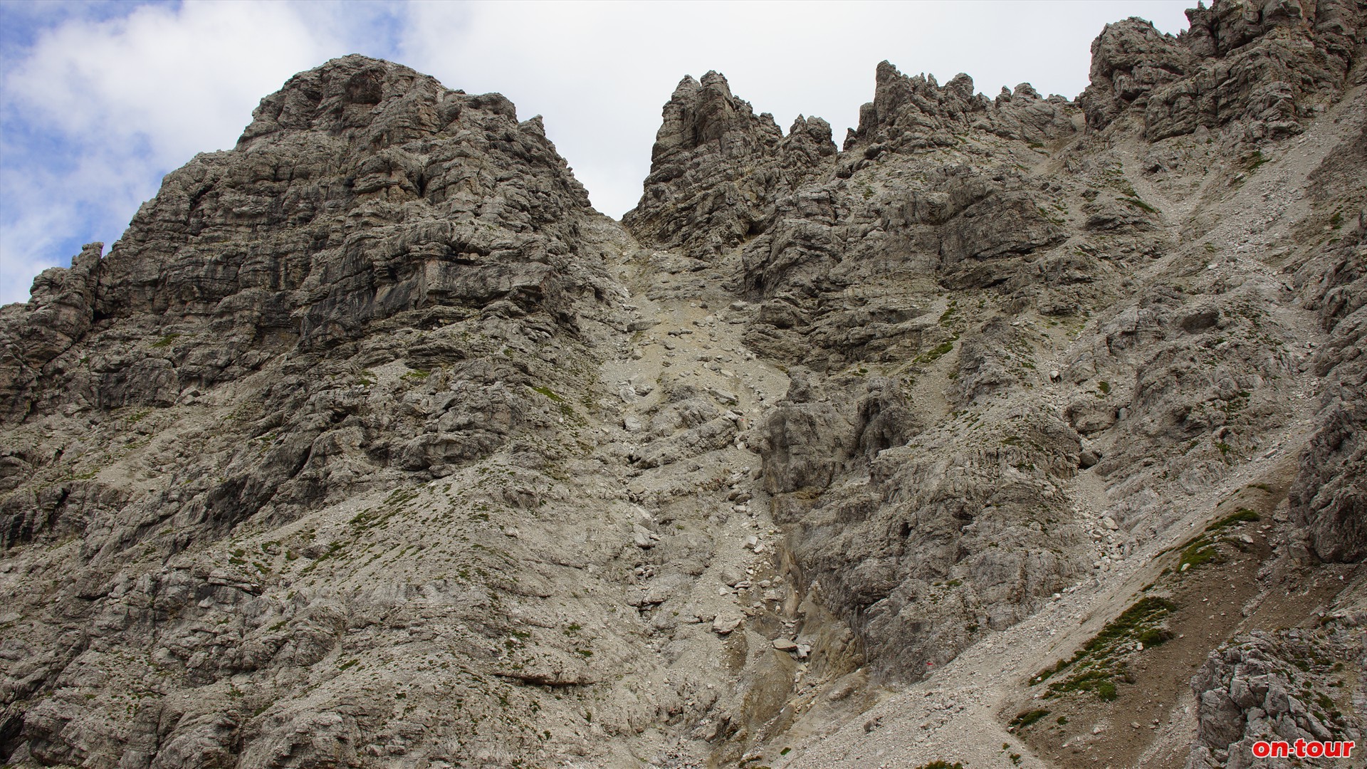 Der Aufstieg ber das Schotterfeld unterhalb des Gipfelaufbaues ist rutschig und teilweise steil, aber nicht ausgesetzt.