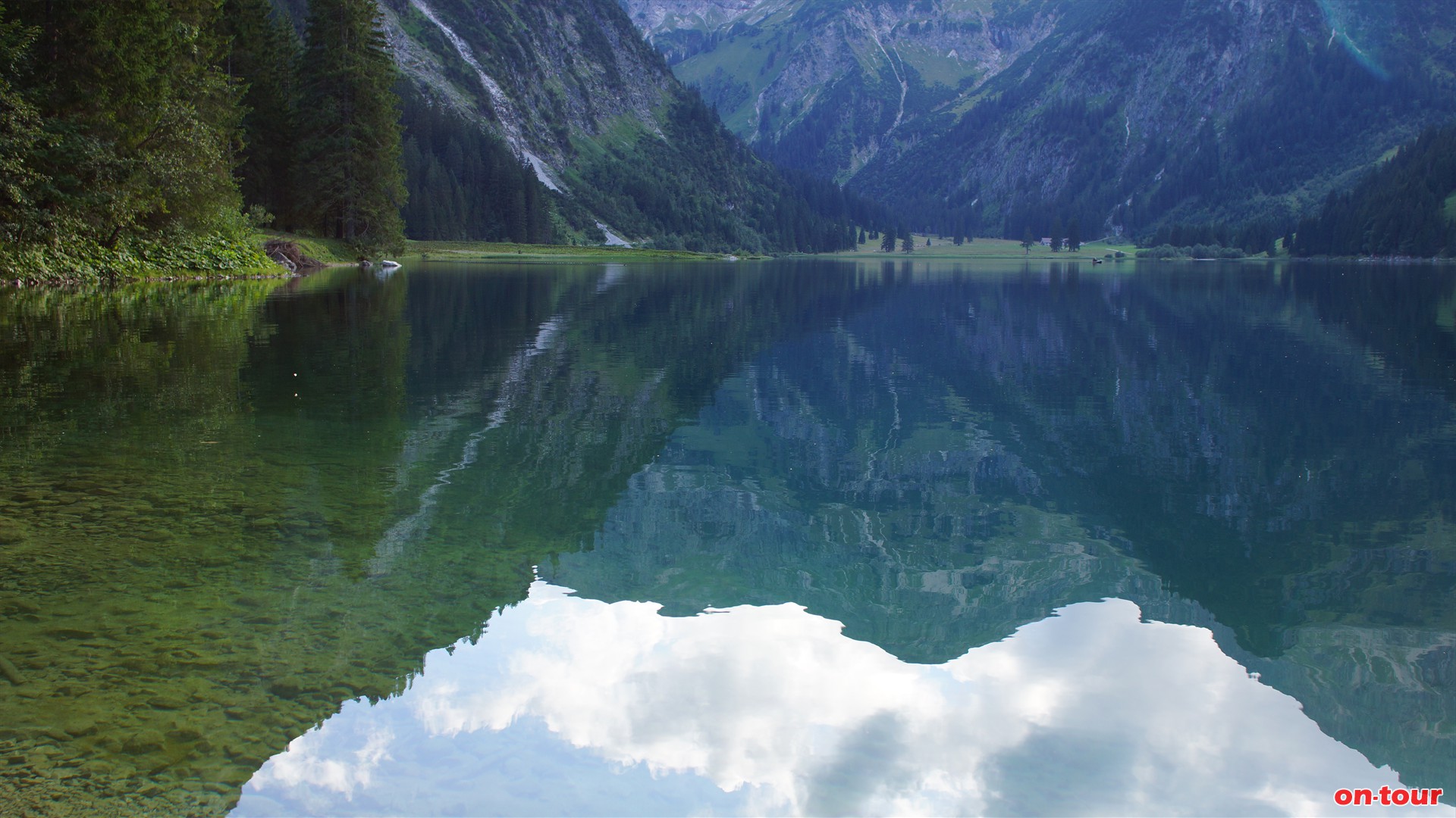 Vilsalpsee. Einkehrmglichkeit direkt am See. ber den Wanderweg zurck nach Tannheim. Optional auch Rckfahrt mit Bus mglich.