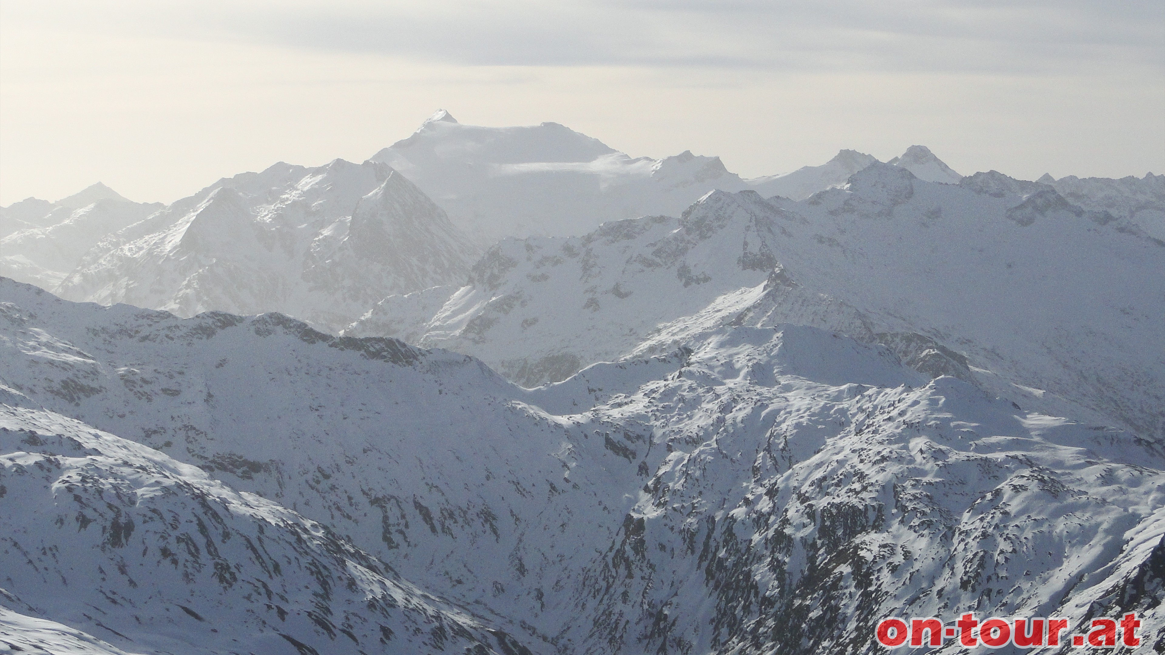 ........... thront der Ankogel - bereits in den Hohen Tauern.