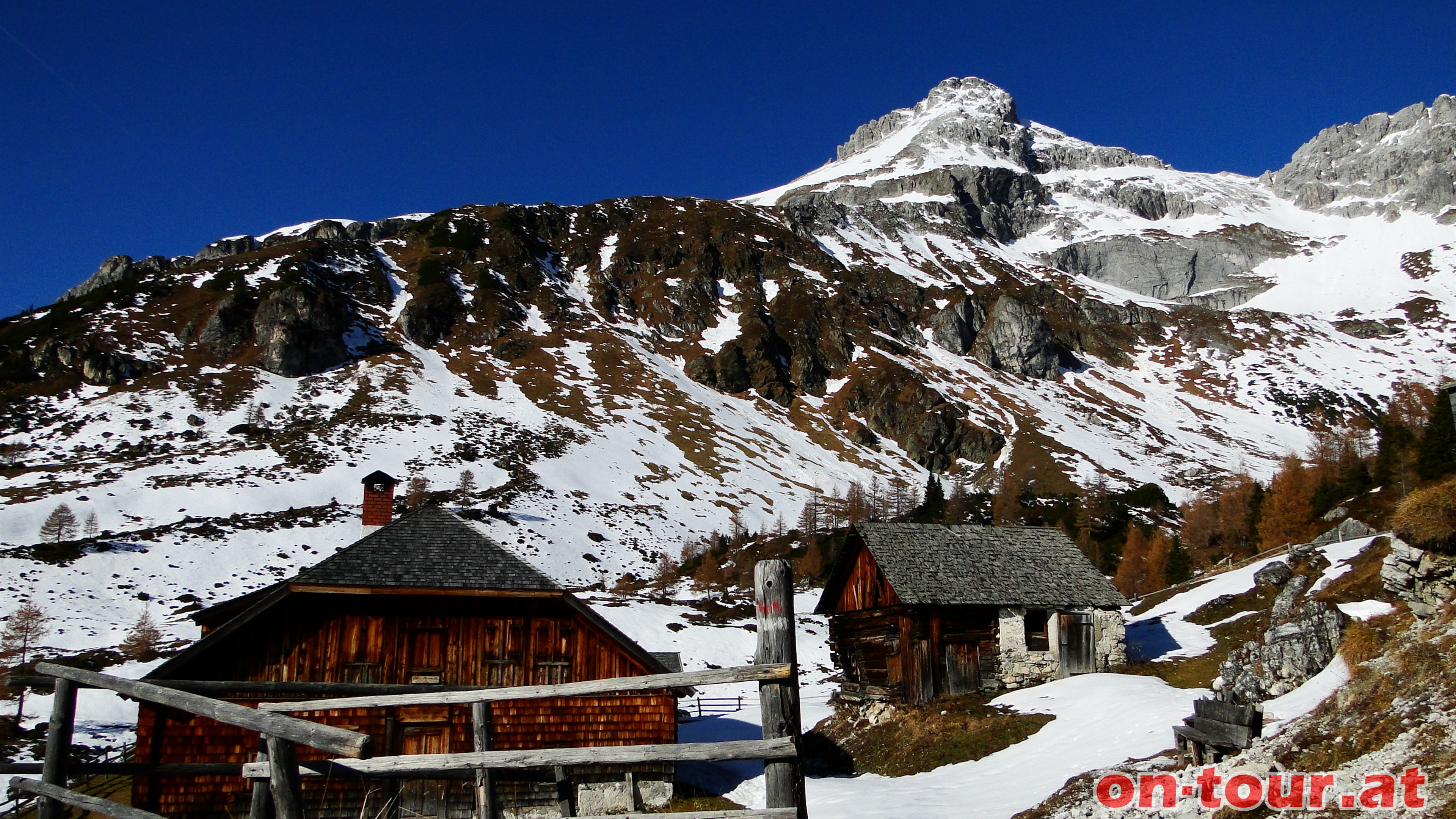 Erste Rast auf der Jakoberalm. Das Mosermandl im Hintergrund.