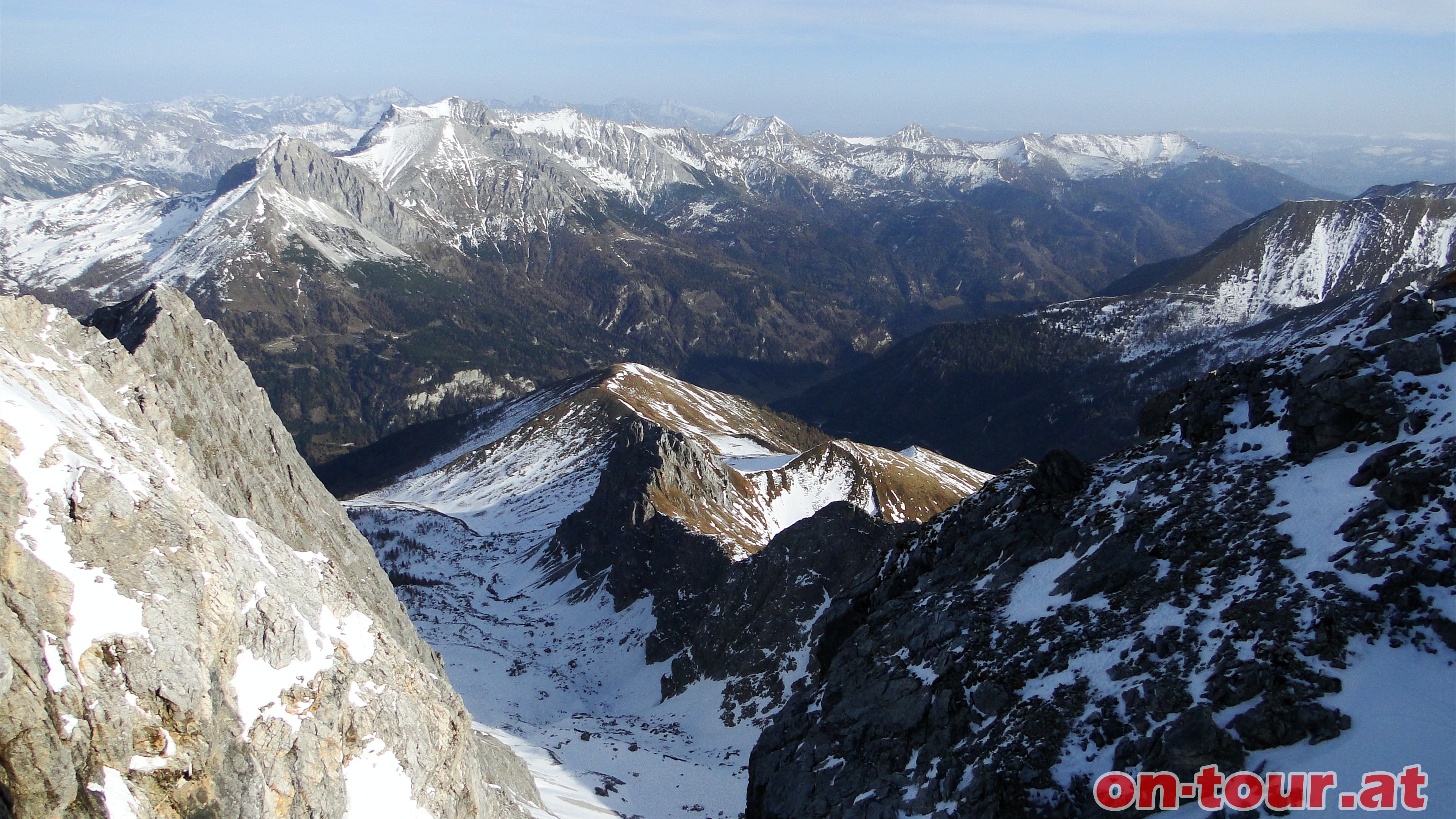 Im O der Kempen (Mitte), nach dem Zederhaustal folgen u.a. Zwillingswand u. Hochfeind (li.).