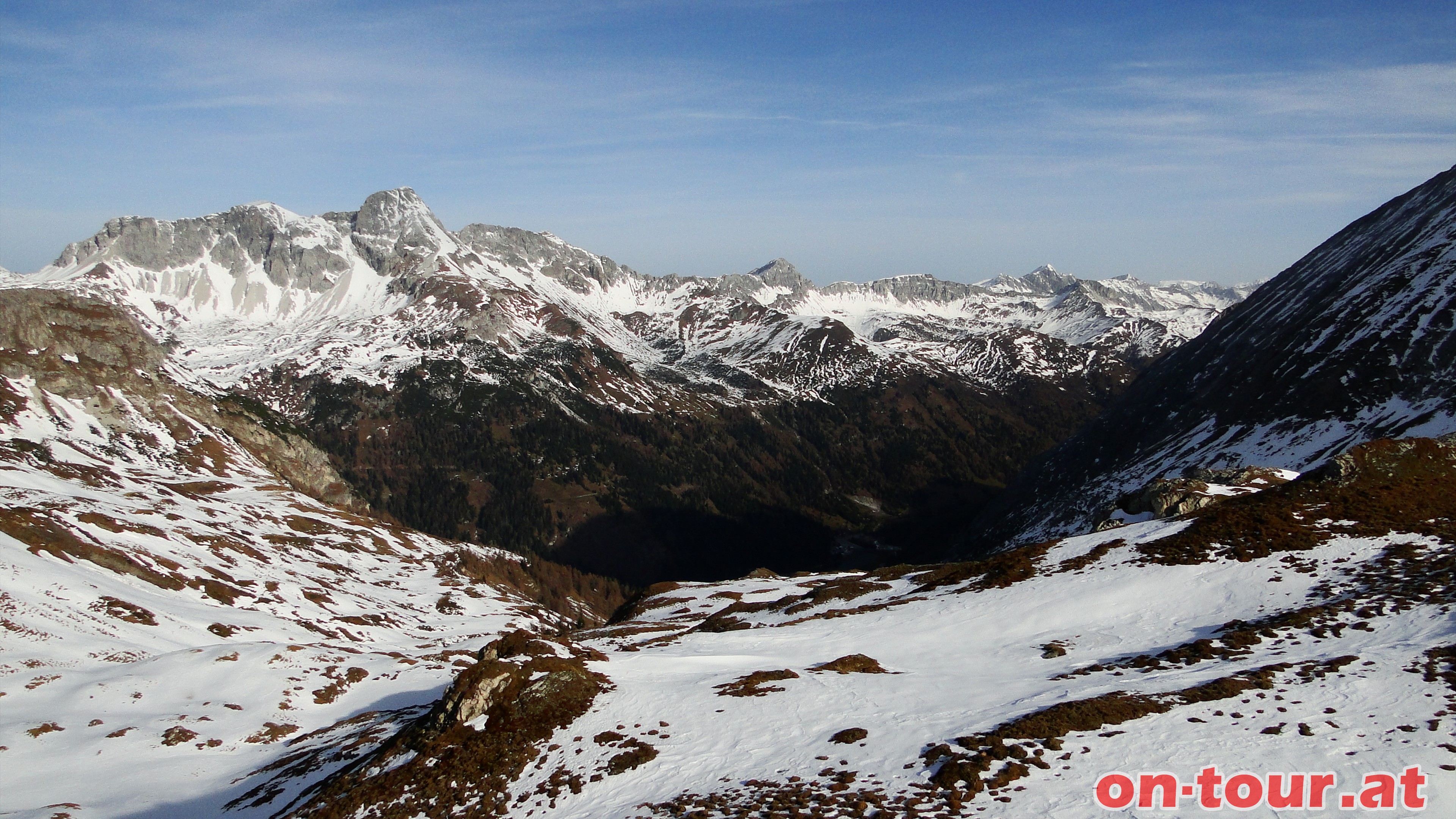 Weit unten das Riedingtal und darber das Mosermandl (NW).